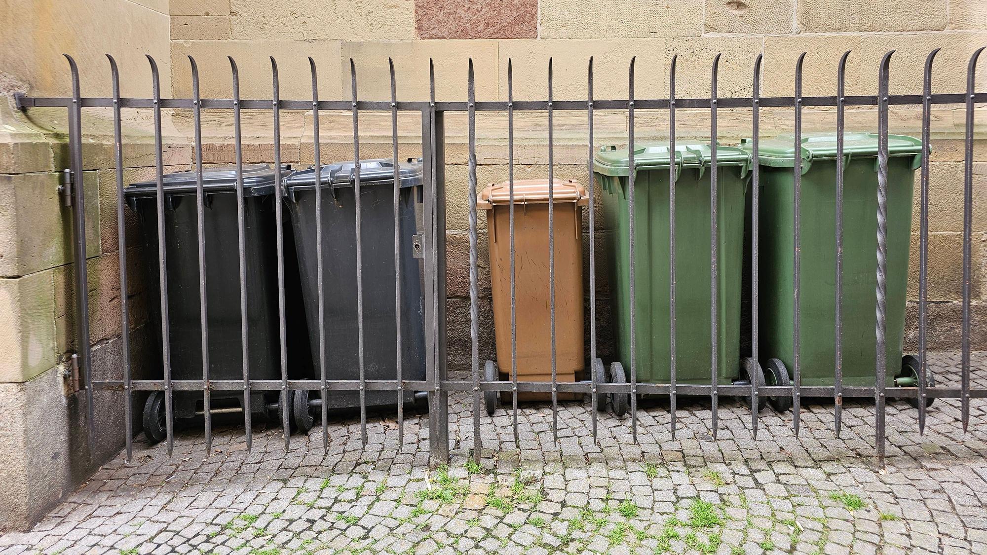 Ein Mann rutschte bei dem Versuch ab, über einen Zaun zu klettern. (Symbolfoto)