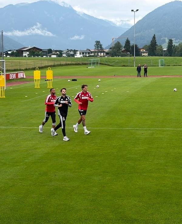 Linton Maina und Julian Pauli bei einer Lauf-Einheit im Trainingslager des 1. FC Köln.