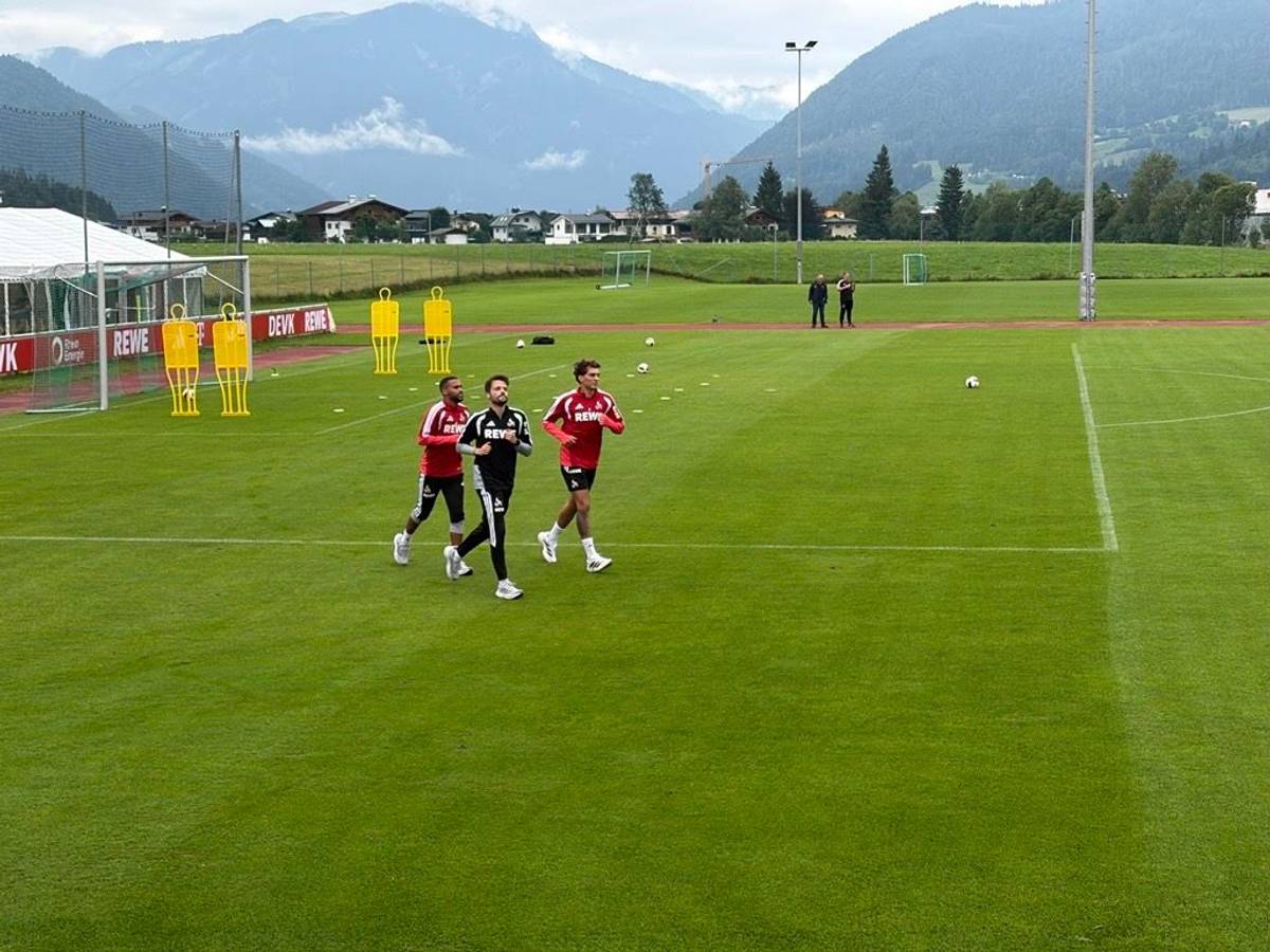 Linton Maina und Julian Pauli bei einer Lauf-Einheit im Trainingslager des 1. FC Köln.