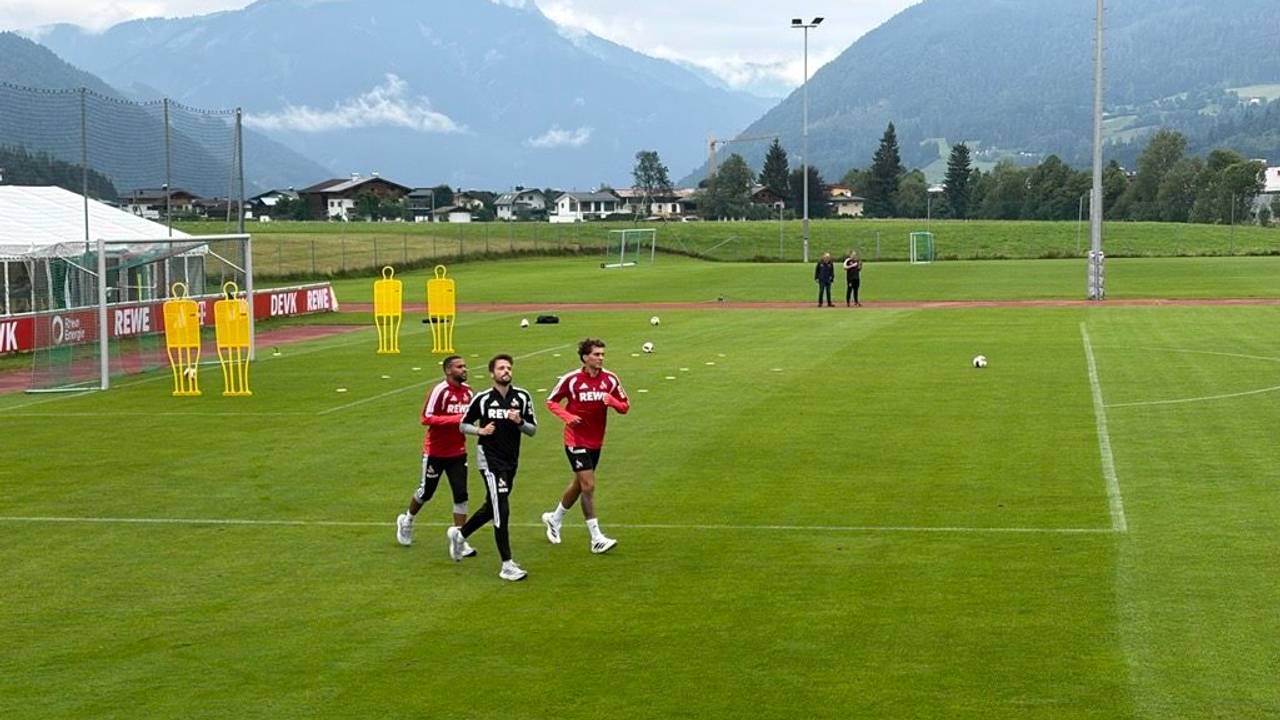 Linton Maina und Julian Pauli bei einer Lauf-Einheit im Trainingslager des 1. FC Köln.