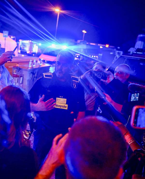 Polizeisprecher Florian Nath (M) spricht nach dem Abbruch des Christopher Street Day (CSD) mit Journalisten. Nachdem ein Auto mehrere Menschen am Rande des Christopher Street Day in Berlin angefahren und verletzt hat, sucht die Polizei nach verdächtigen Personen.