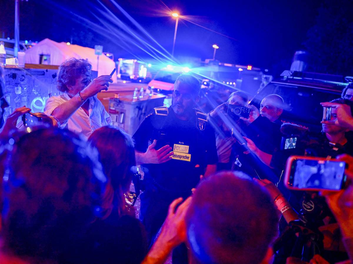 Polizeisprecher Florian Nath (M) spricht nach dem Abbruch des Christopher Street Day (CSD) mit Journalisten. Nachdem ein Auto mehrere Menschen am Rande des Christopher Street Day in Berlin angefahren und verletzt hat, sucht die Polizei nach verdächtigen Personen.