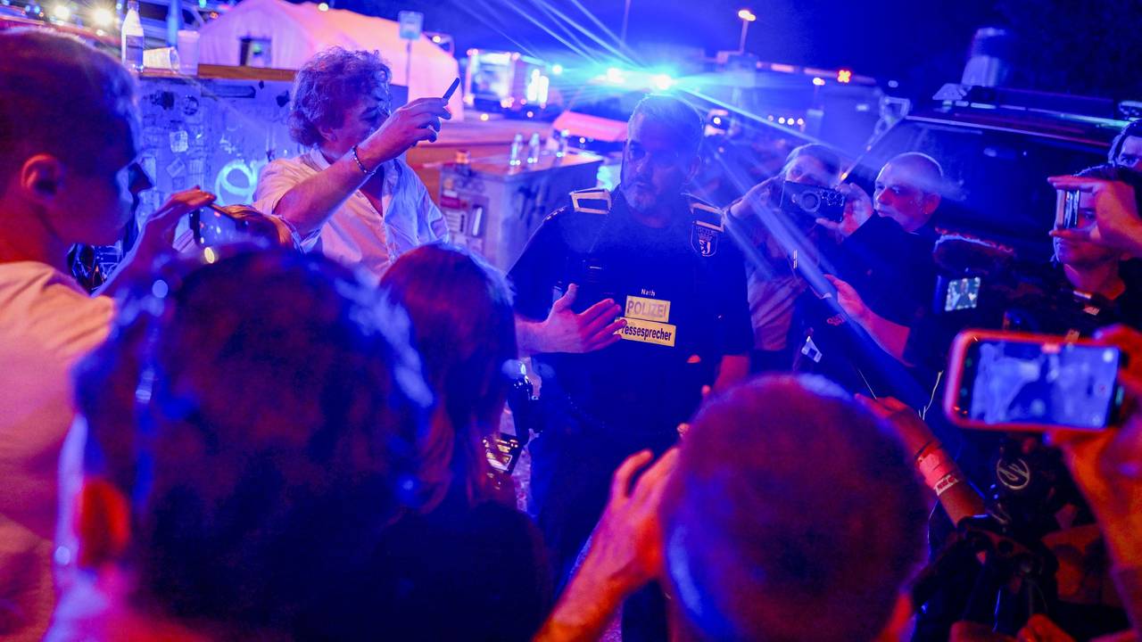Polizeisprecher Florian Nath (M) spricht nach dem Abbruch des Christopher Street Day (CSD) mit Journalisten. Nachdem ein Auto mehrere Menschen am Rande des Christopher Street Day in Berlin angefahren und verletzt hat, sucht die Polizei nach verdächtigen Personen.