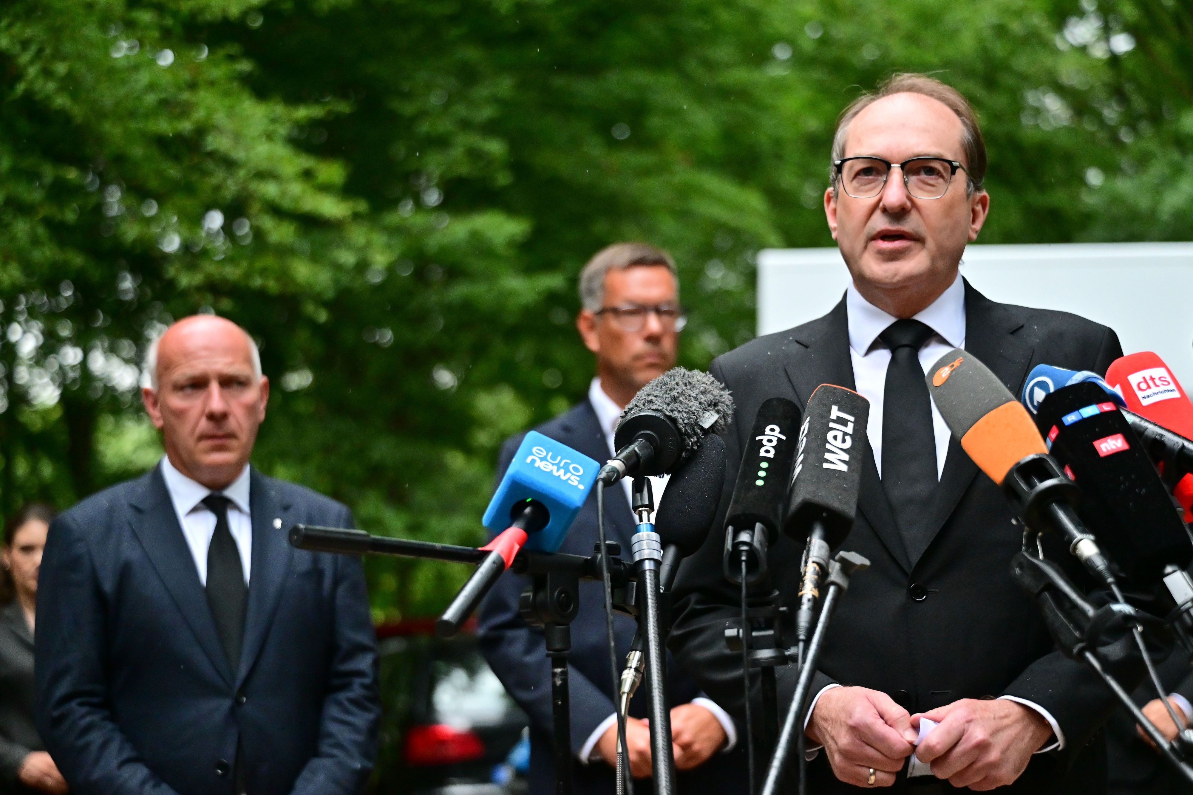 Alexander Dobrindt (CSU,r), Bundesinnenminister, spricht nahe dem Bereich, wo ein Fahrzeug einen Baum gerammt hatte, zur Presse. Hinter ihm steht unter anderem Kai Wegner (CDU, l), Regierender Bürgermeister von Berlin.
