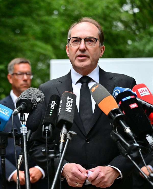 Alexander Dobrindt (CSU,r), Bundesinnenminister, spricht nahe dem Bereich, wo ein Fahrzeug einen Baum gerammt hatte, zur Presse. Hinter ihm steht unter anderem Kai Wegner (CDU, l), Regierender Bürgermeister von Berlin.