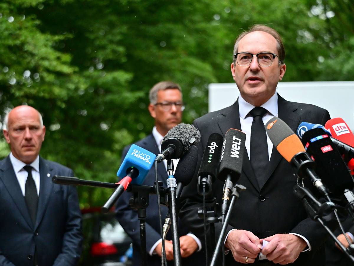 Alexander Dobrindt (CSU,r), Bundesinnenminister, spricht nahe dem Bereich, wo ein Fahrzeug einen Baum gerammt hatte, zur Presse. Hinter ihm steht unter anderem Kai Wegner (CDU, l), Regierender Bürgermeister von Berlin.