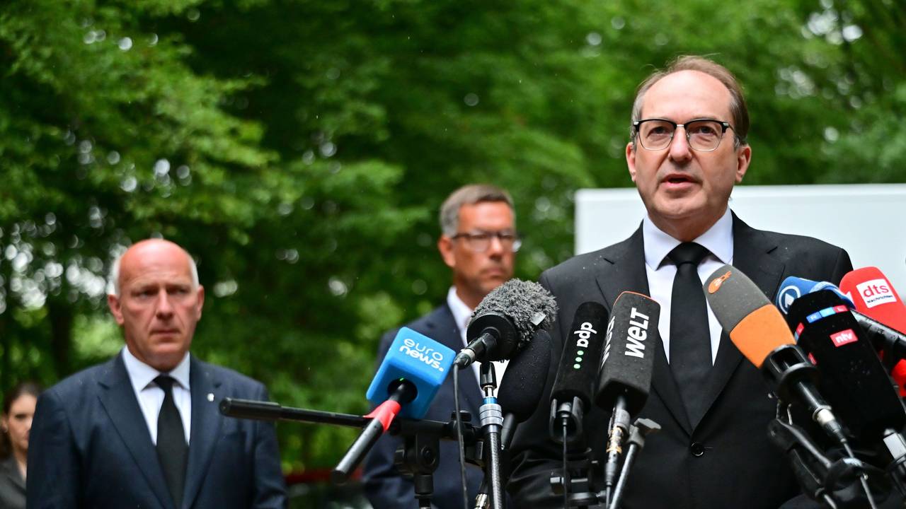 Alexander Dobrindt (CSU,r), Bundesinnenminister, spricht nahe dem Bereich, wo ein Fahrzeug einen Baum gerammt hatte, zur Presse. Hinter ihm steht unter anderem Kai Wegner (CDU, l), Regierender Bürgermeister von Berlin.