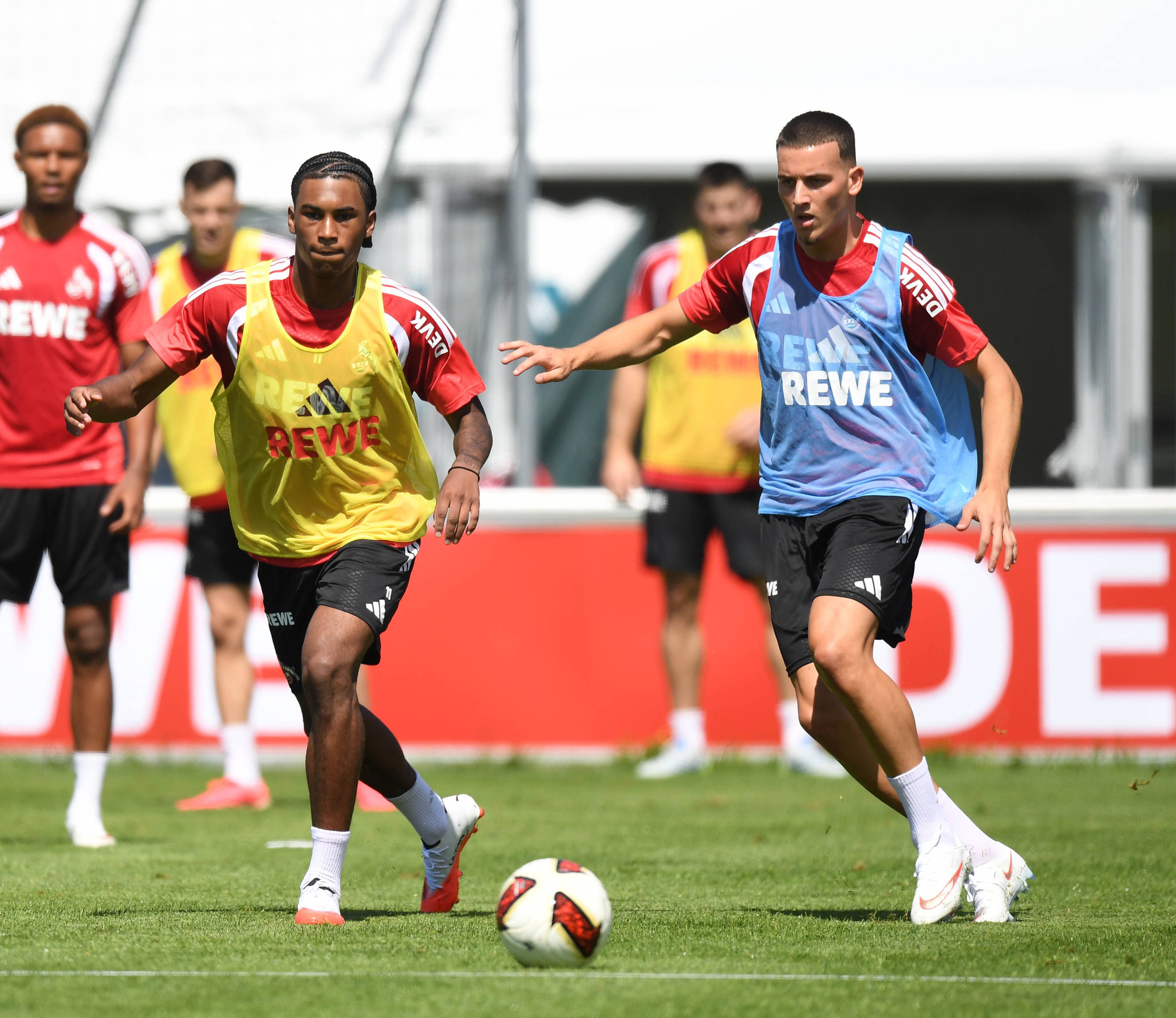 Reigan Heskey (l.) und Said El Mala im Training des 1. FC Köln.
