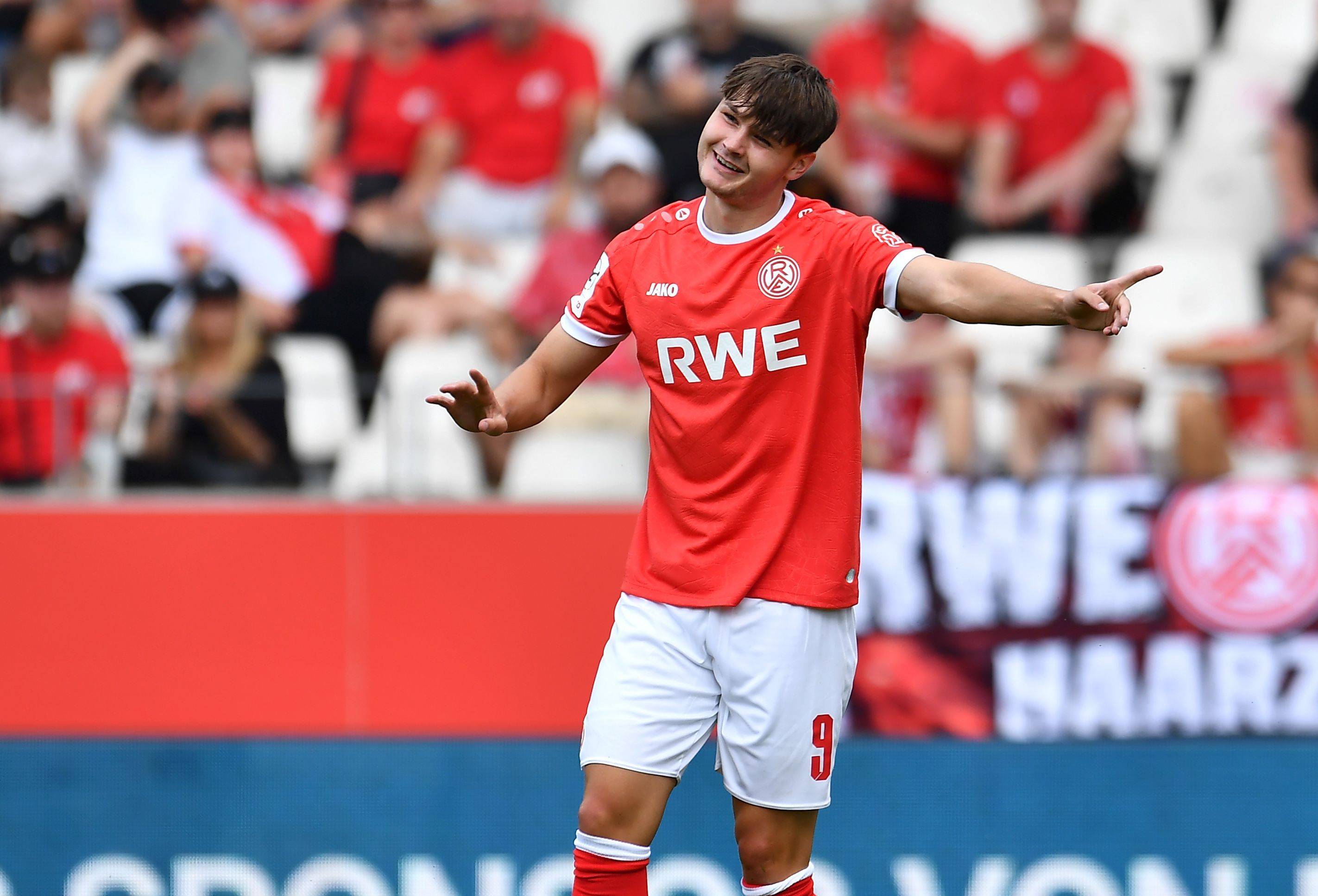 Auf dem Platz bei Rot-Weiss Essen gestikuliert Jaka Cubert Potocnik.