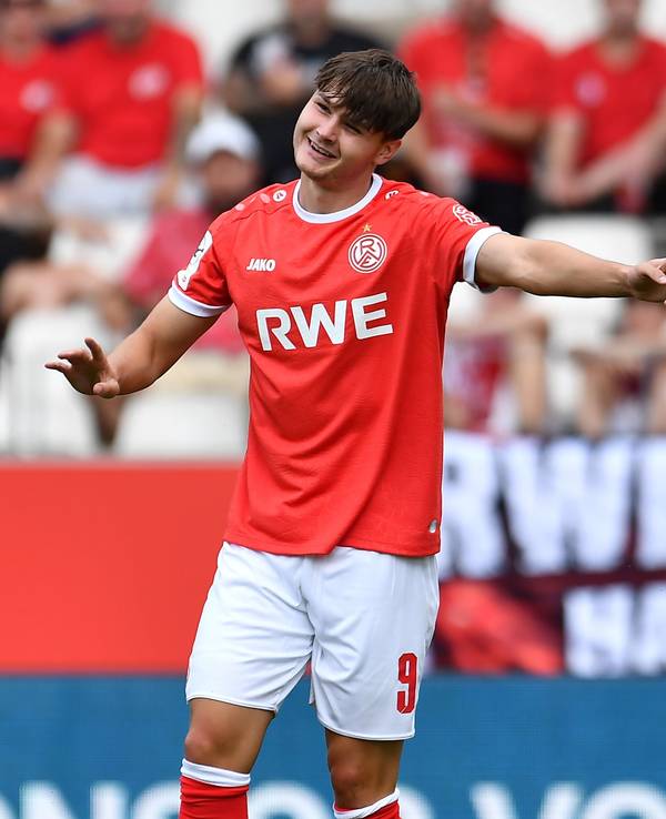 Auf dem Platz bei Rot-Weiss Essen gestikuliert Jaka Cubert Potocnik.