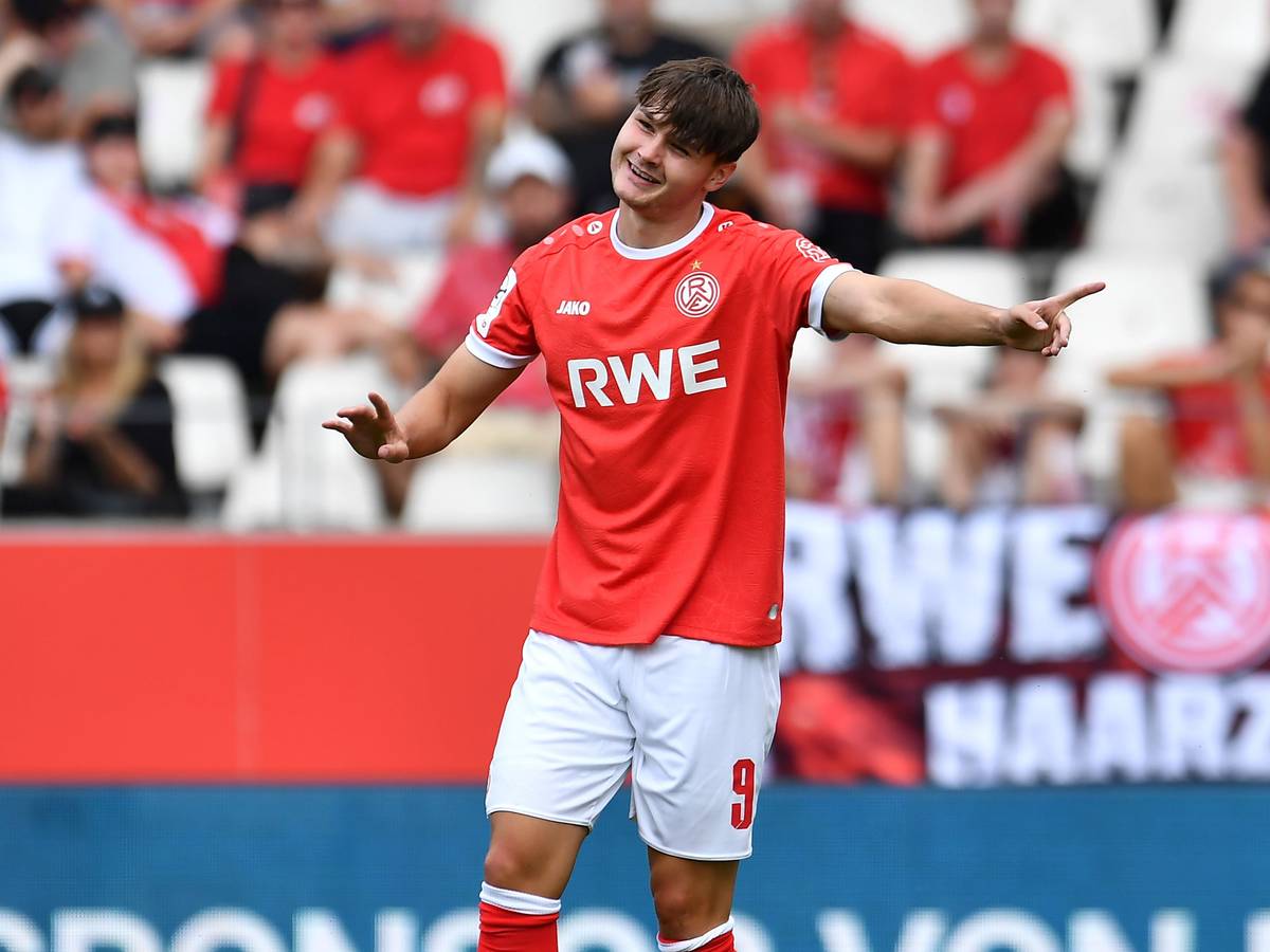 Auf dem Platz bei Rot-Weiss Essen gestikuliert Jaka Cubert Potocnik.