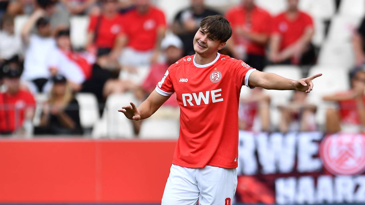 Auf dem Platz bei Rot-Weiss Essen gestikuliert Jaka Cubert Potocnik.