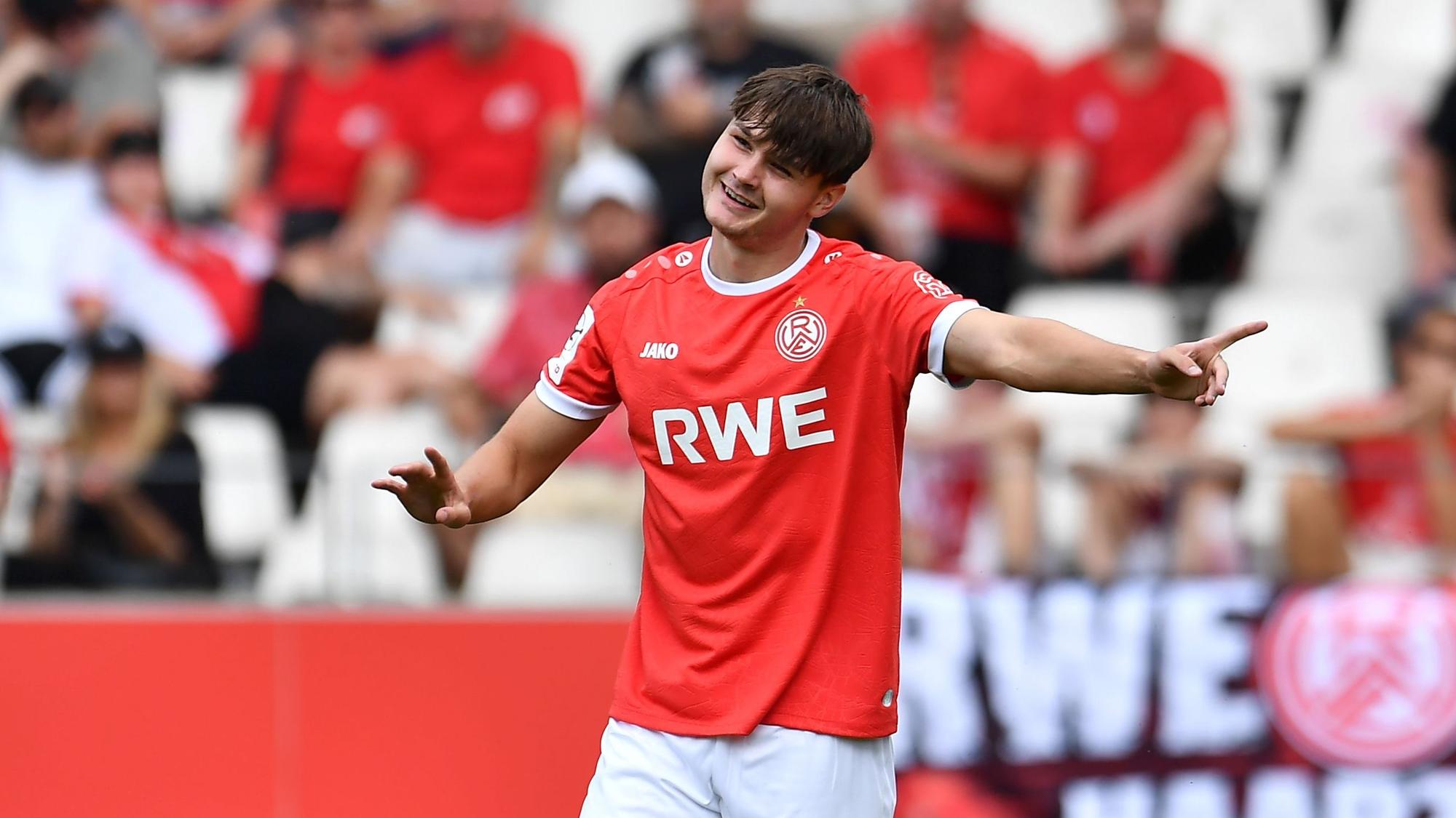 Auf dem Platz bei Rot-Weiss Essen gestikuliert Jaka Cubert Potocnik.