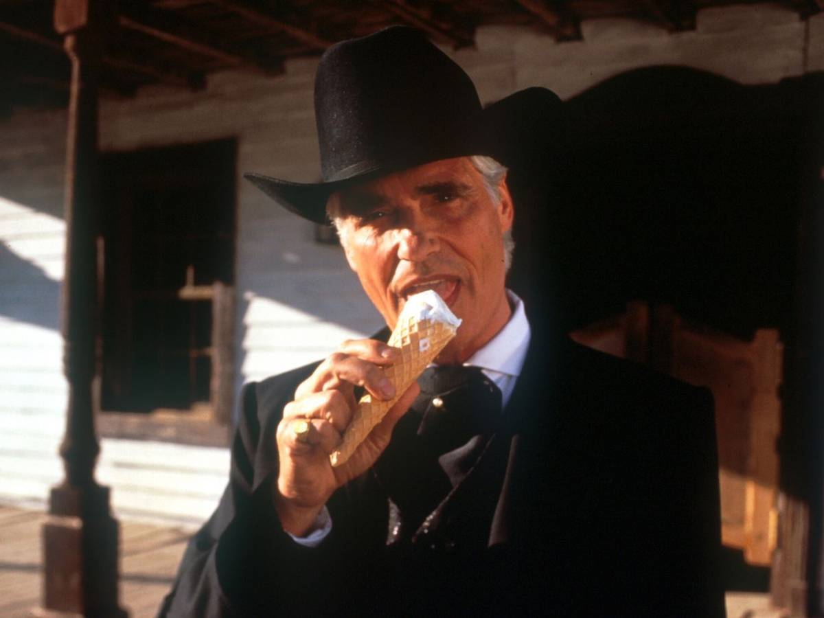 Bevor Santa Maria (Sky Du Mont) wieder die Gegend unsicher macht, gönnt er sich ein Eis. (Bild: herbX film / Constantin / Jürgen Olczyk)