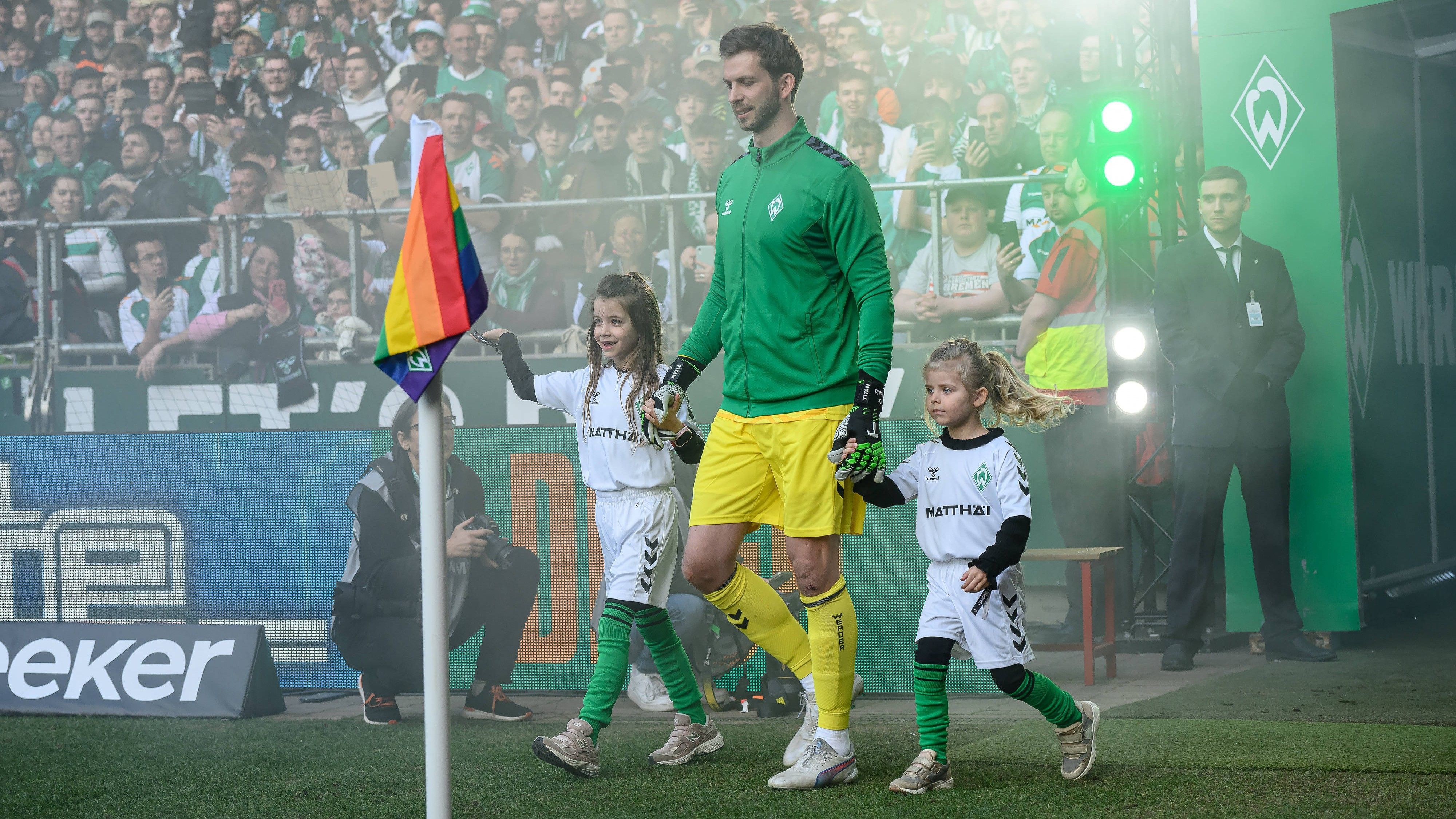 Bei einem Spiel läuft Felix Wiedwald ins Stadion von Werder Bremen ein.