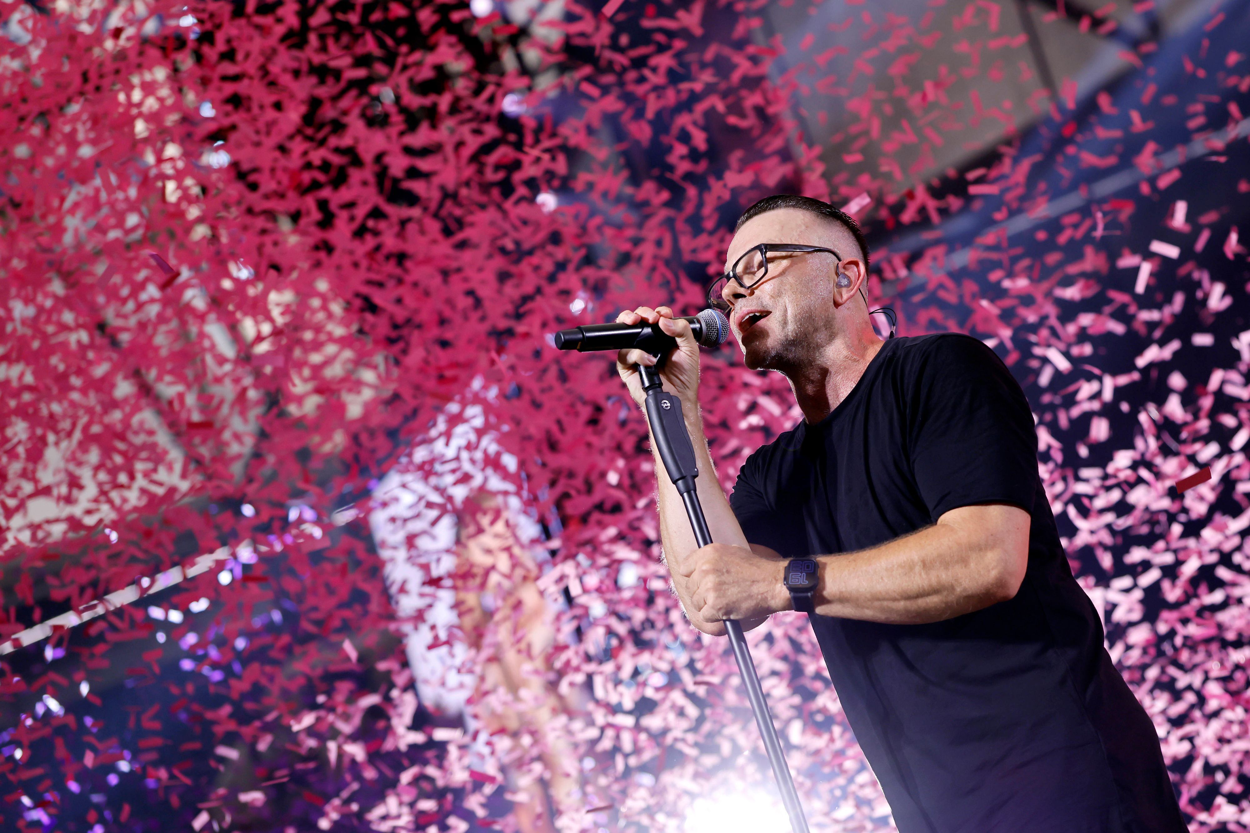 Sänger Marcus Meyn von der Band Camouflage auf der Bühne.