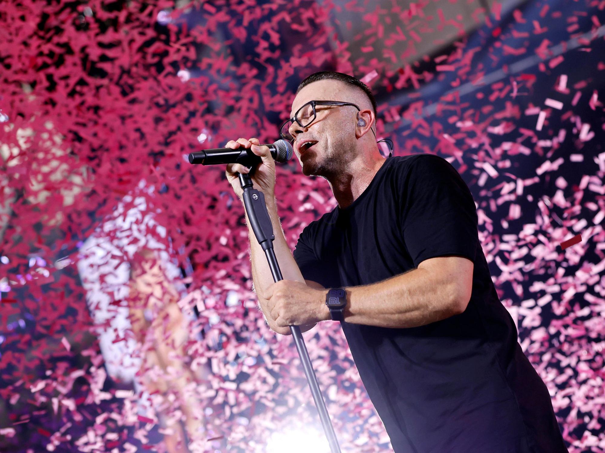 Sänger Marcus Meyn von der Band Camouflage auf der Bühne.