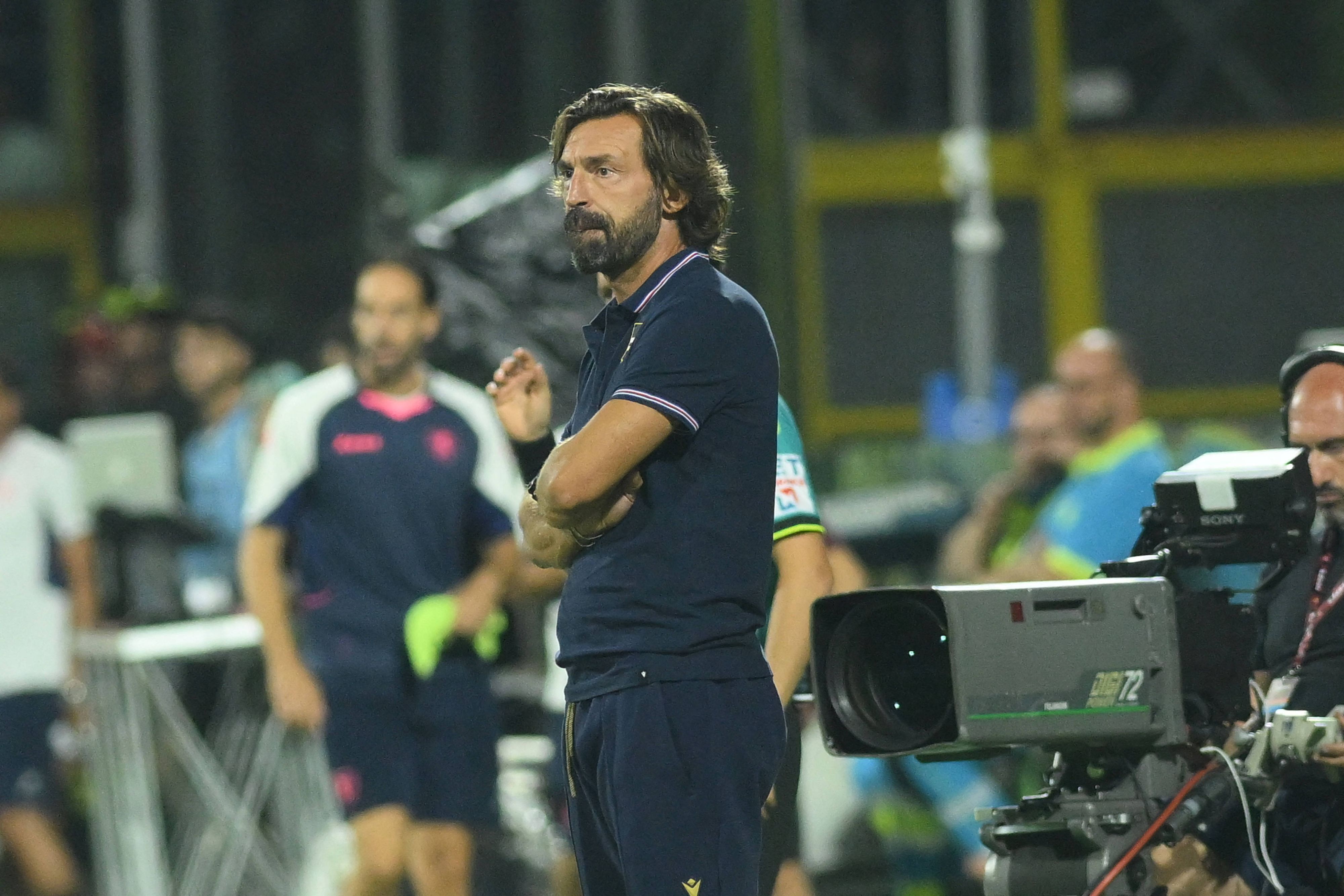 Italiens Fußballlegende Andrea Pirlo steht an der Seitenlinie