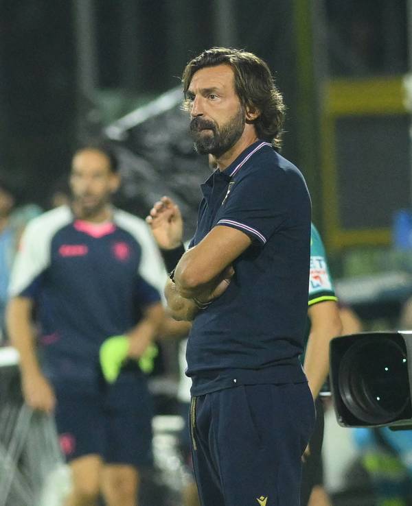 Italiens Fußballlegende Andrea Pirlo steht an der Seitenlinie