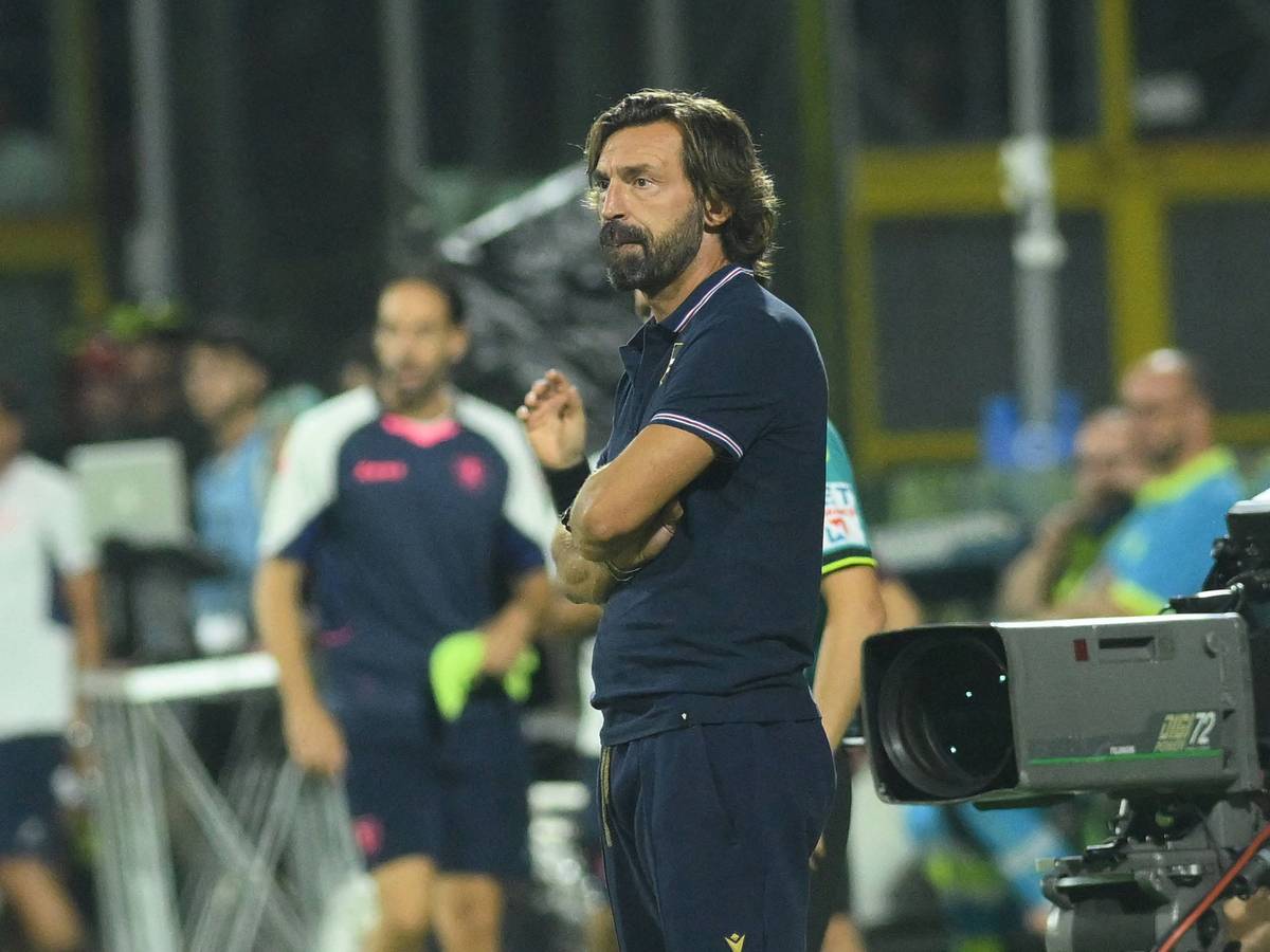 Italiens Fußballlegende Andrea Pirlo steht an der Seitenlinie
