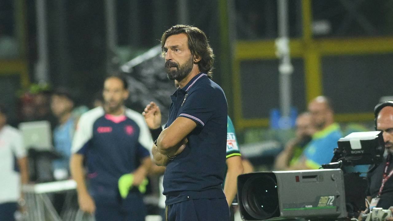 Italiens Fußballlegende Andrea Pirlo steht an der Seitenlinie
