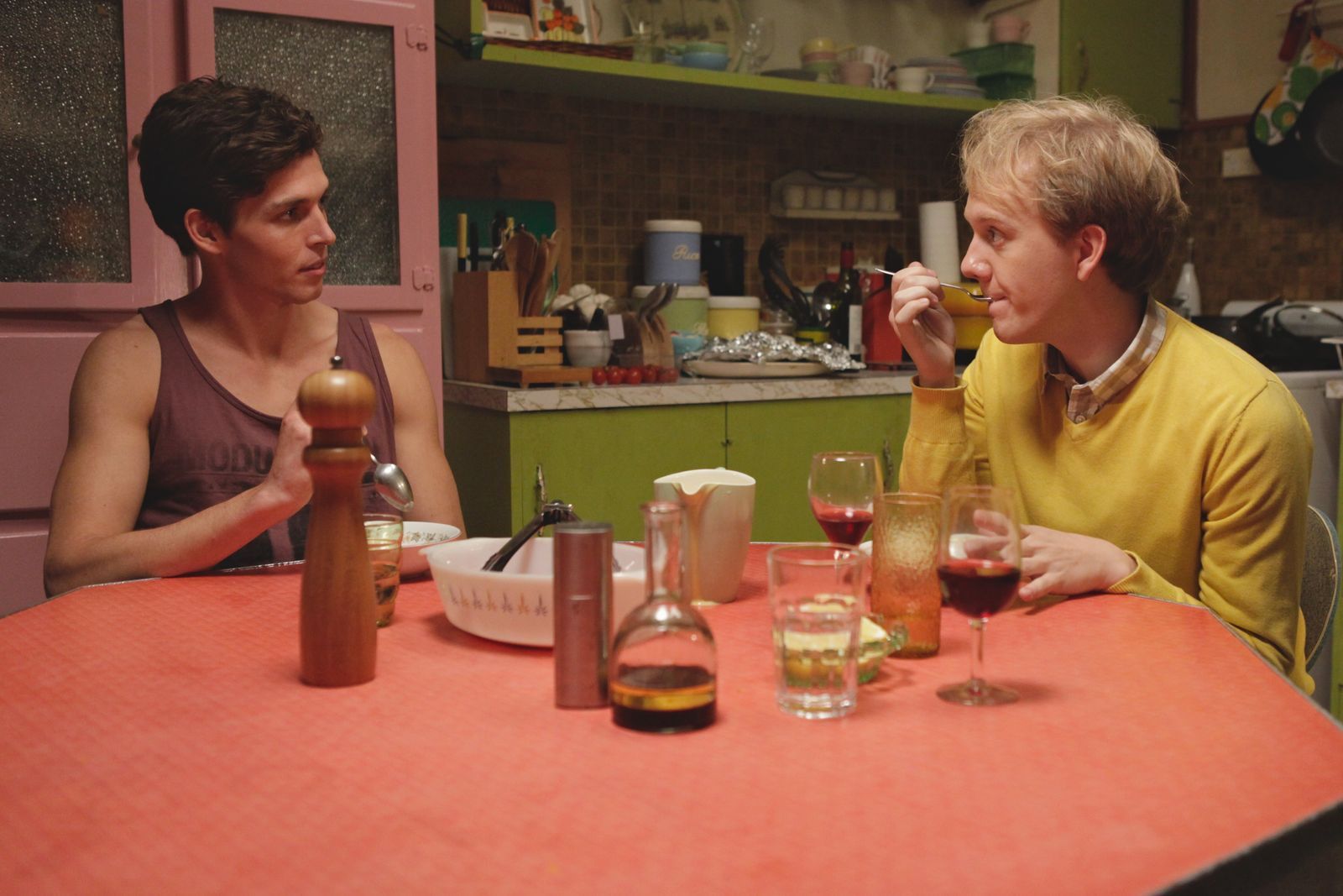 Geoffrey (Wade Briggs, links), Josh (Josh Thomas) und ihre Freunde kämpfen mit den neuen Verantwortungen als junge Erwachsene.  (Bild: ARTE/Giovanni Lovisetto)