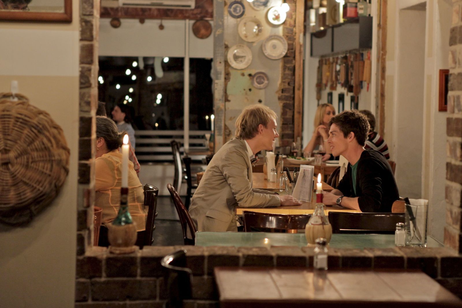 Josh (Josh Thomas, links) ist nervös bei seinem ersten Date mit Geoffrey (Wade Briggs). (Bild: ARTE/Giovanni Lovisetto)