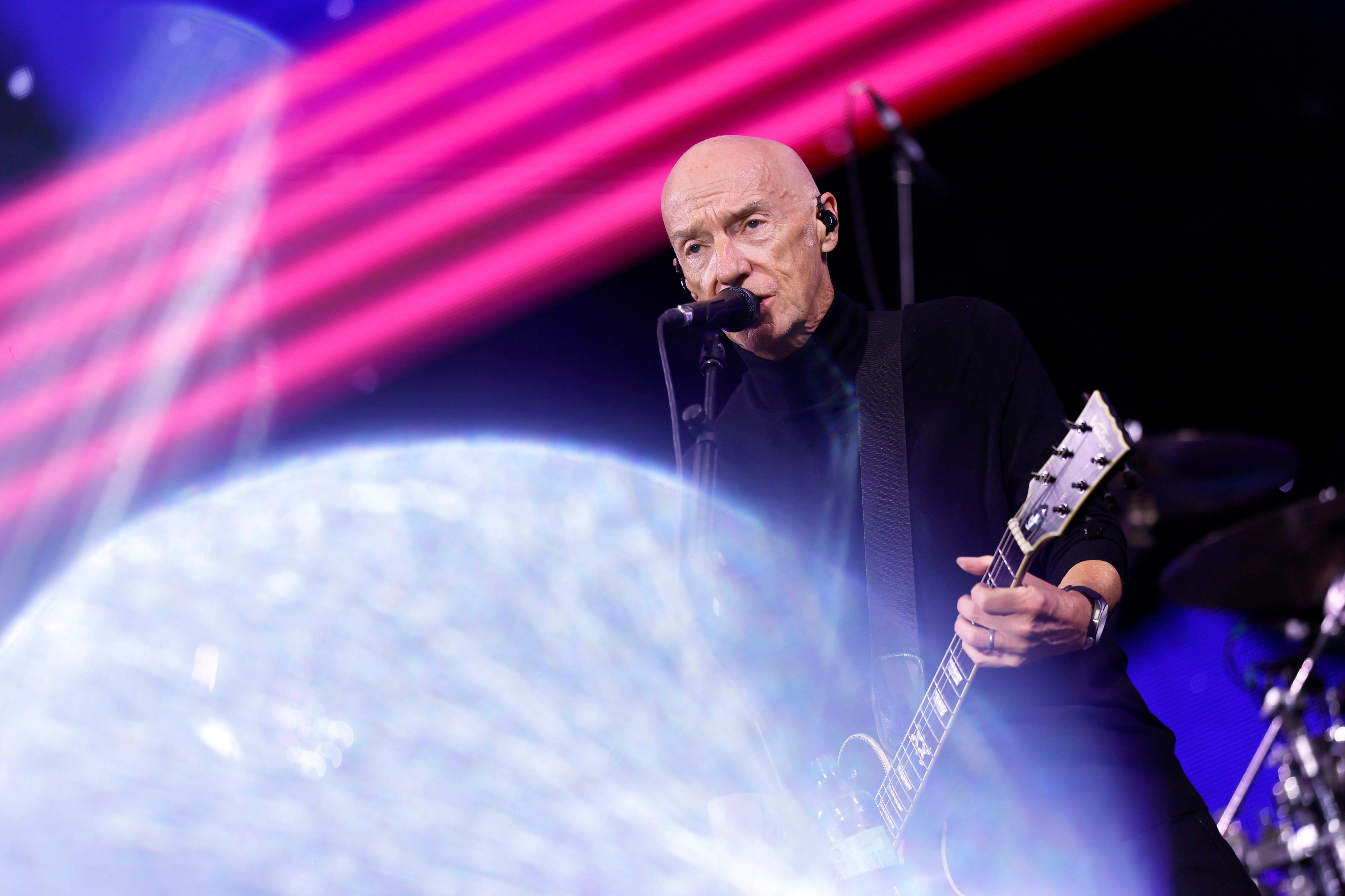Rockmusiker Midge Ure bei seinem Auftritt auf Schalke.