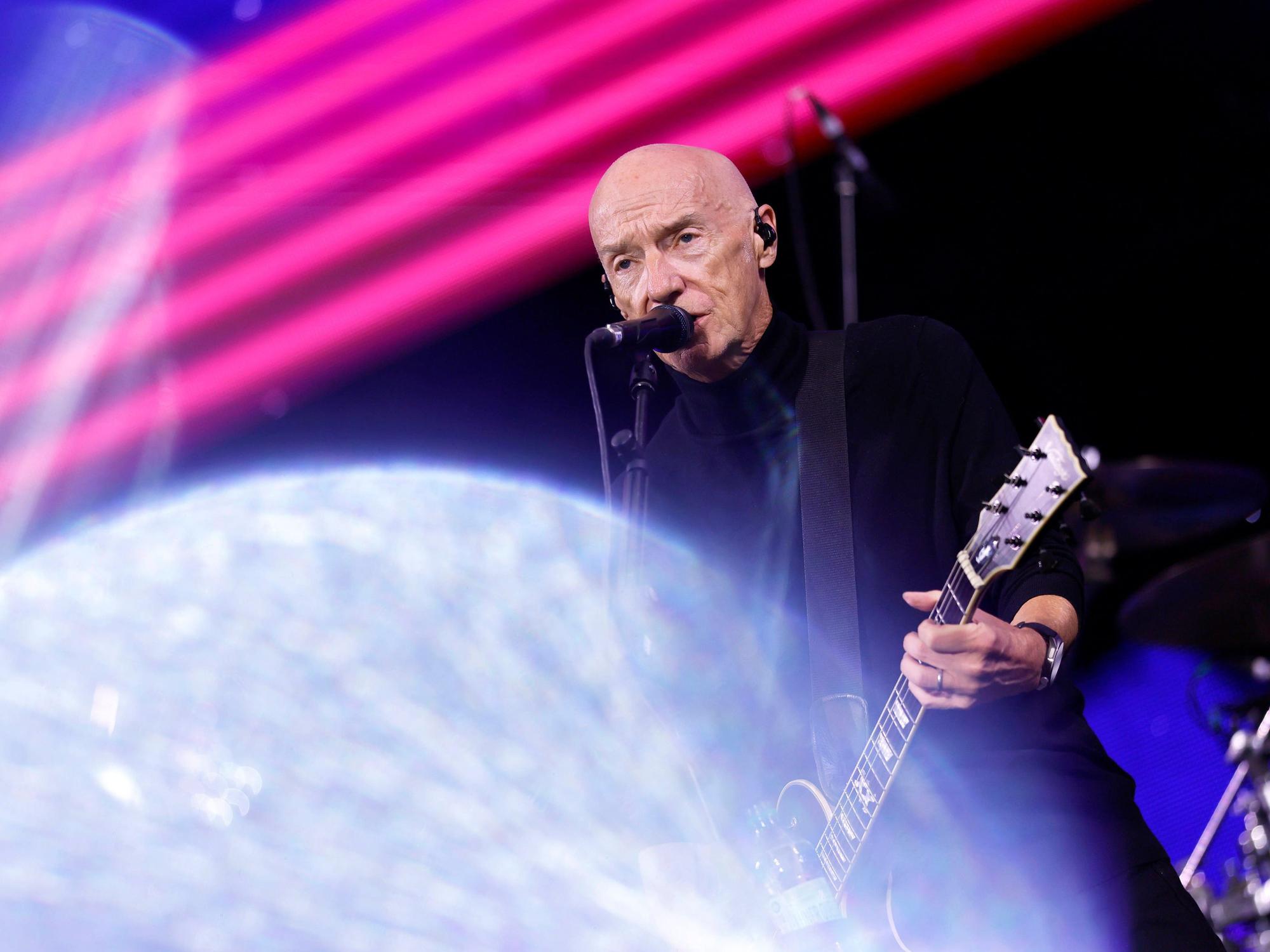 Rockmusiker Midge Ure bei seinem Auftritt auf Schalke.