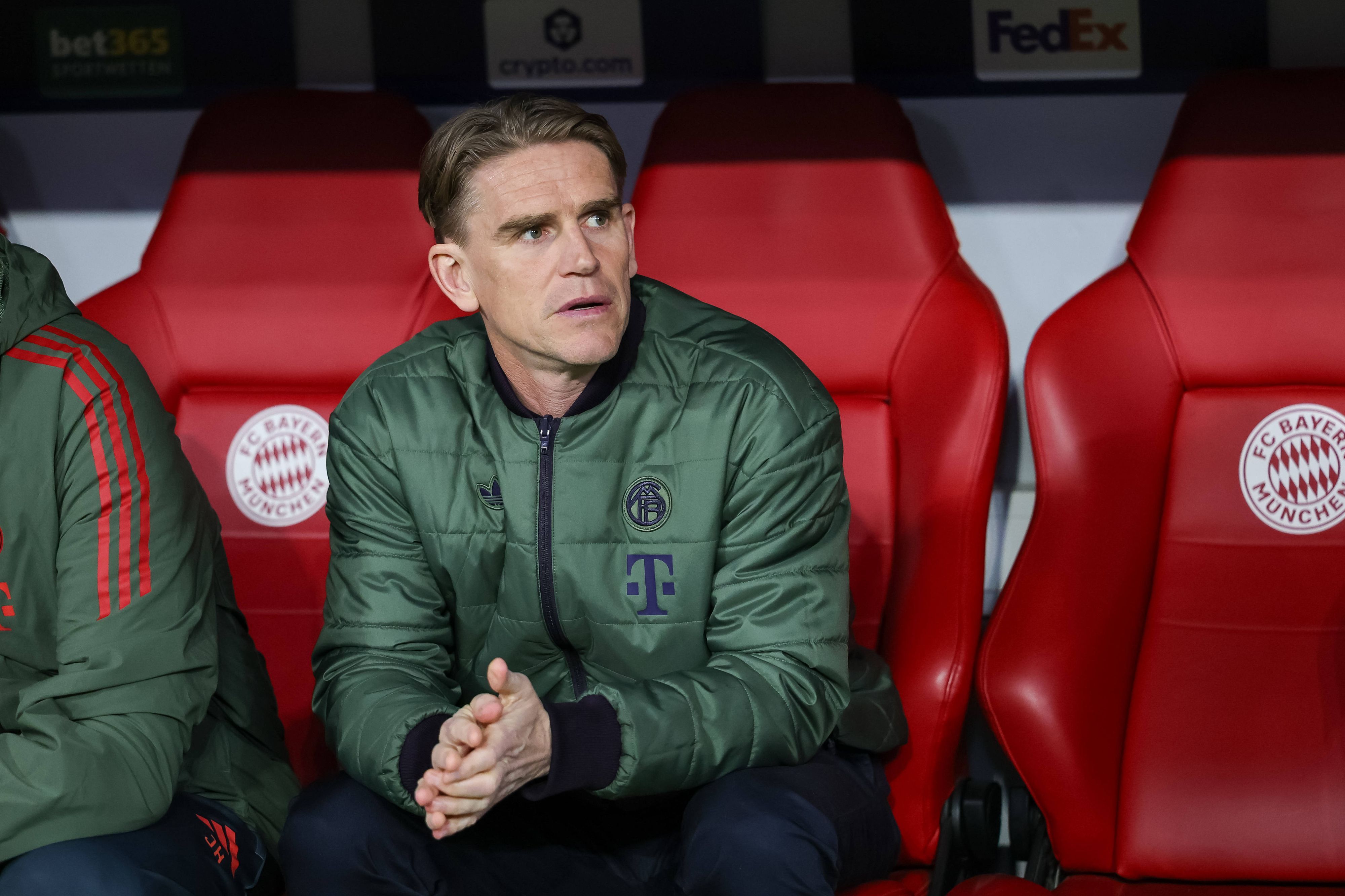 Bei einem Spiel des FC Bayern sitzt Christoph Freund auf der Bank.