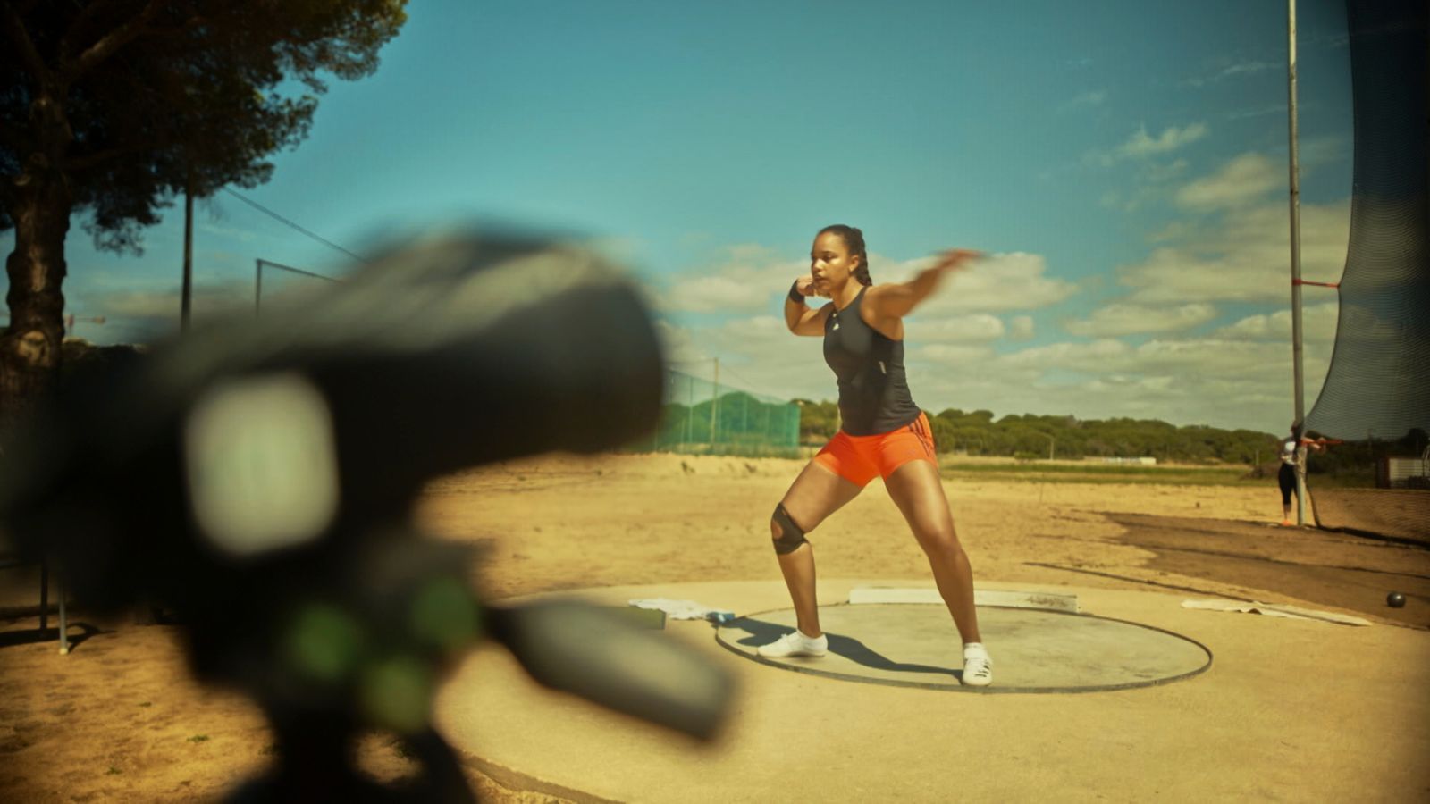 Die ZDF-Reportage „37°: Das Gold ihres Lebens - Kugelstoßerin Yemisi“ begleitet die Athletin unter anderem in ein Trainingscamp in Portugal.  (Bild: ZDF/Torsten Lapp)