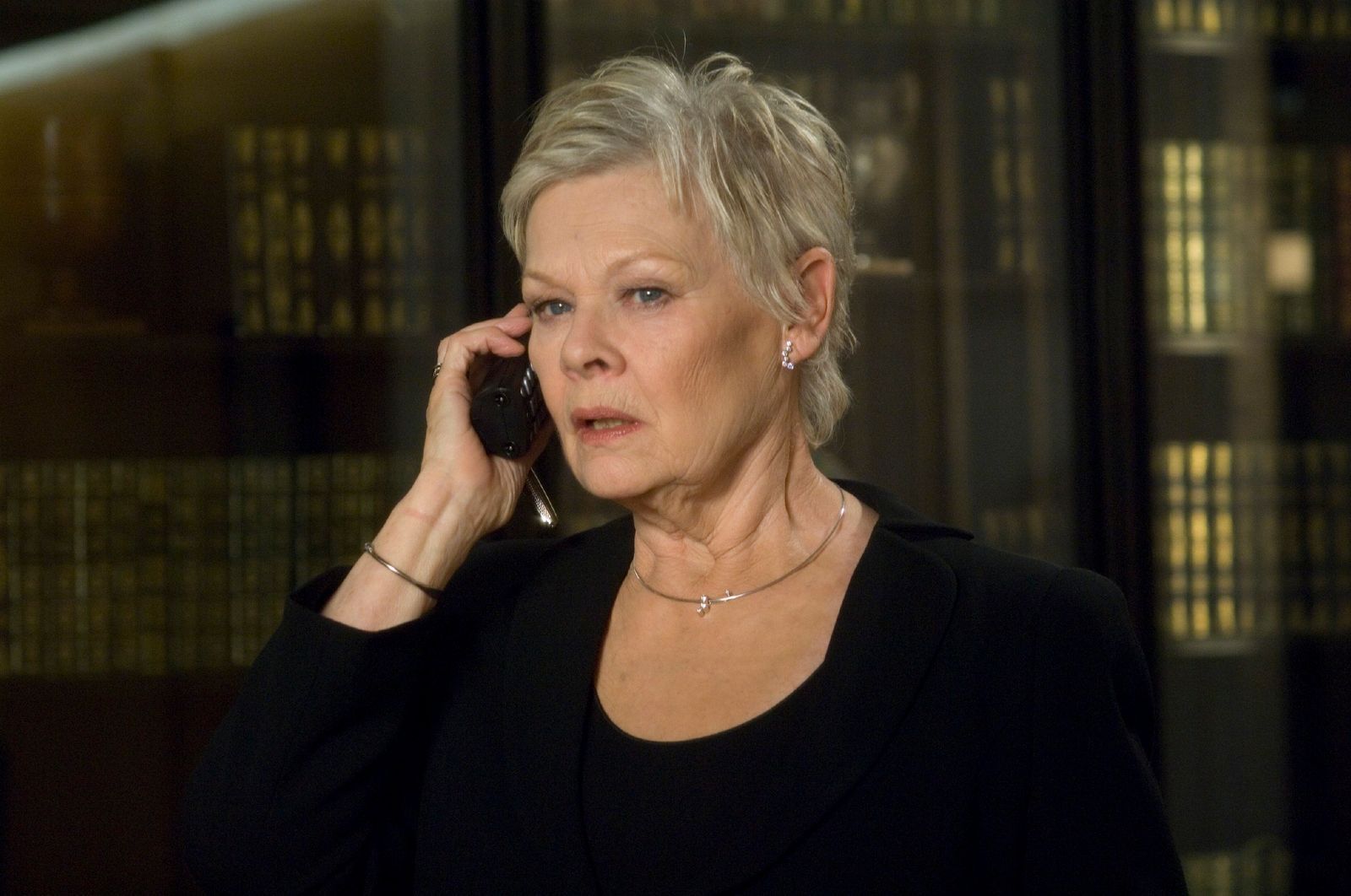 Dame Judi Dench spielte erneut „M“ und war damit die einzige „alte Bekannte“ in dem 007-Film von 2006, der nun erneut bei SAT.1 gezeigt wird. (Bild: RTL / 2006 Danjaq, LLC and United Artists Corporation)
