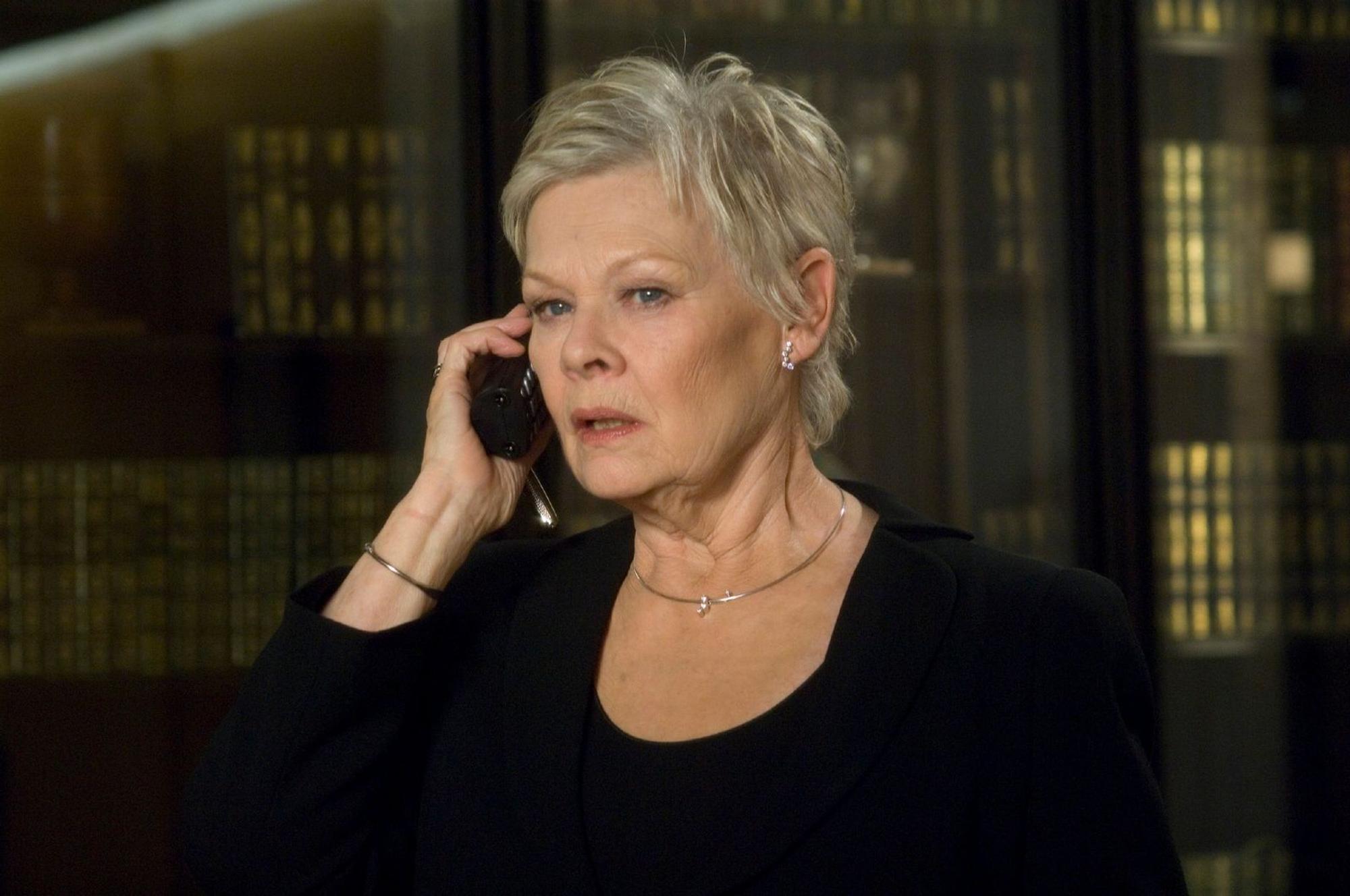 Dame Judi Dench spielte erneut „M“ und war damit die einzige „alte Bekannte“ in dem 007-Film von 2006, der nun erneut bei SAT.1 gezeigt wird. (Bild: RTL / 2006 Danjaq, LLC and United Artists Corporation)