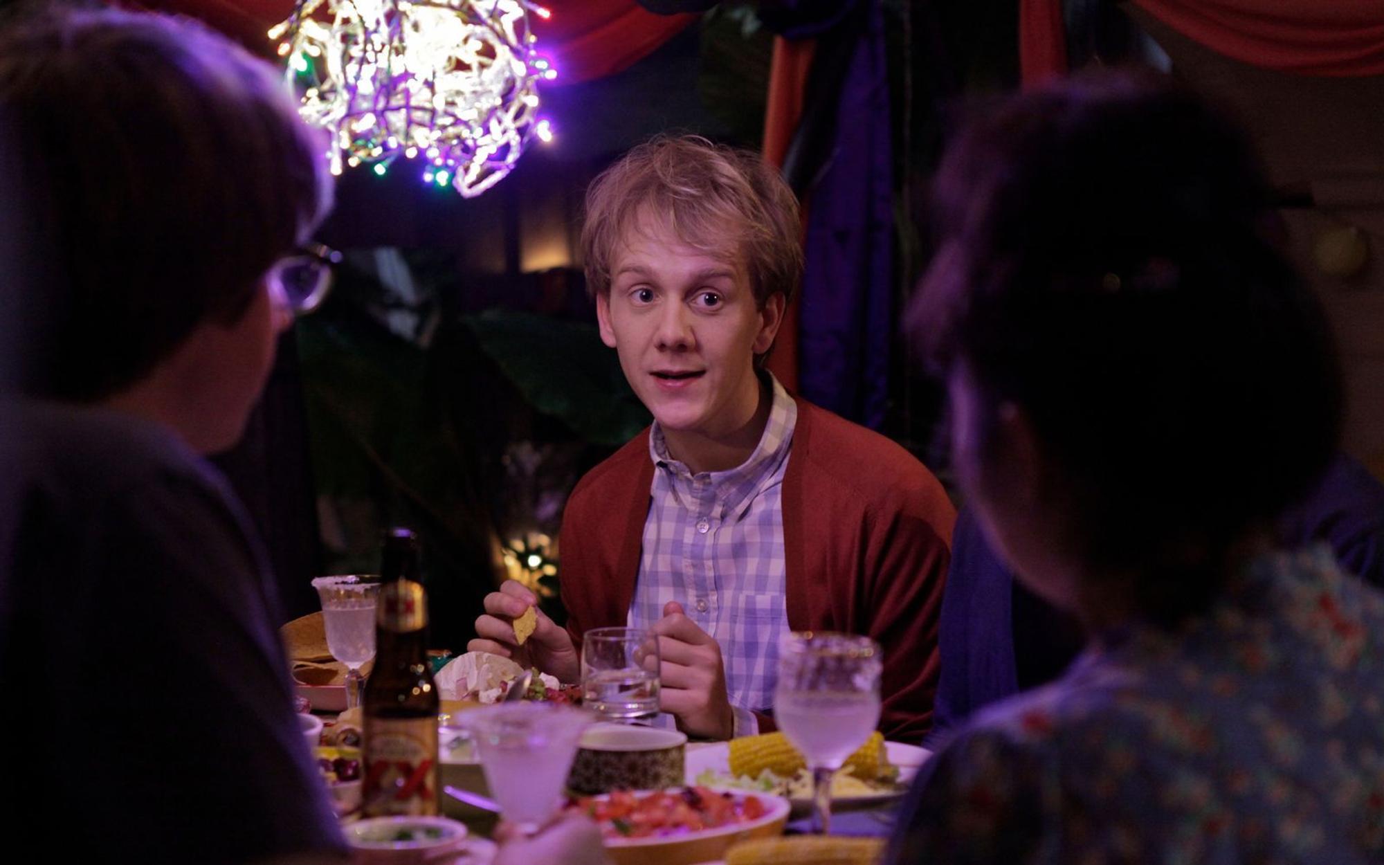 Josh (Josh Thomas) ist vom Leben oft ein Stück überfordert. (Bild: ARTE/Giovanni Lovisetto)