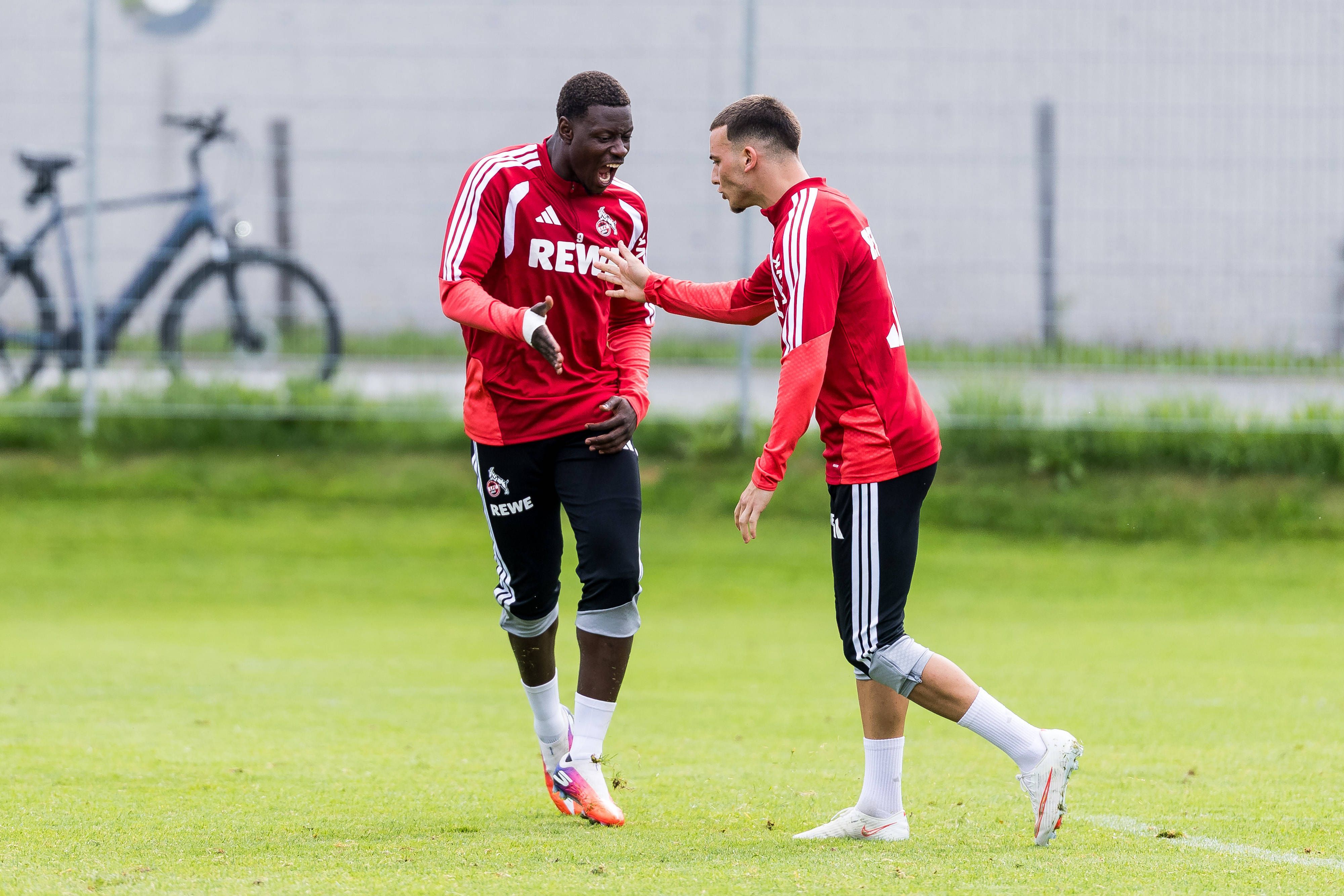 FC-Stürmer Ragnar Ache (l.) und Linksaußen Said El Mala lachen gemeinsam auf dem Trainingsplatz.