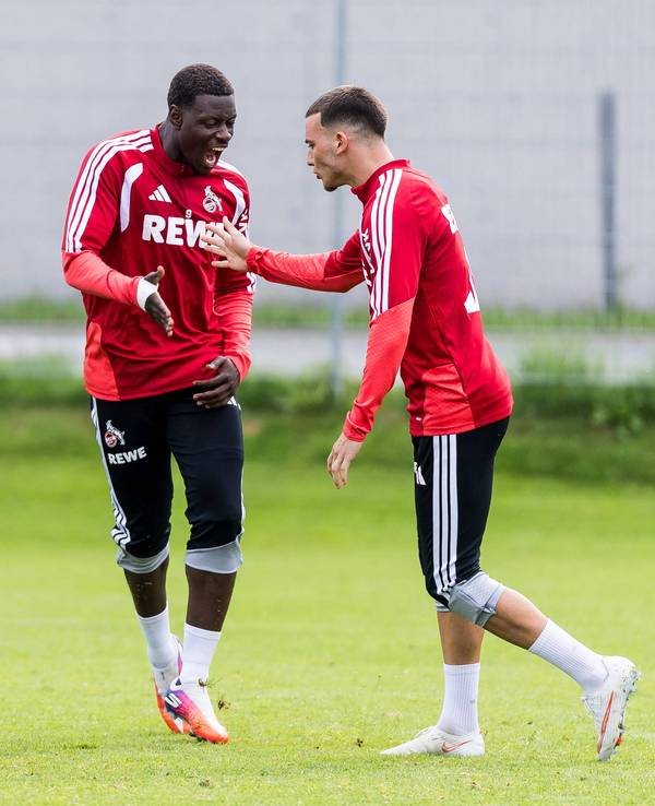 FC-Stürmer Ragnar Ache (l.) und Linksaußen Said El Mala lachen gemeinsam auf dem Trainingsplatz.