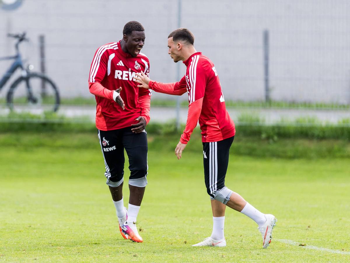 FC-Stürmer Ragnar Ache (l.) und Linksaußen Said El Mala lachen gemeinsam auf dem Trainingsplatz.