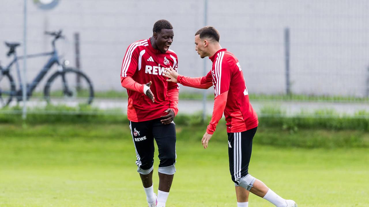 FC-Stürmer Ragnar Ache (l.) und Linksaußen Said El Mala lachen gemeinsam auf dem Trainingsplatz.