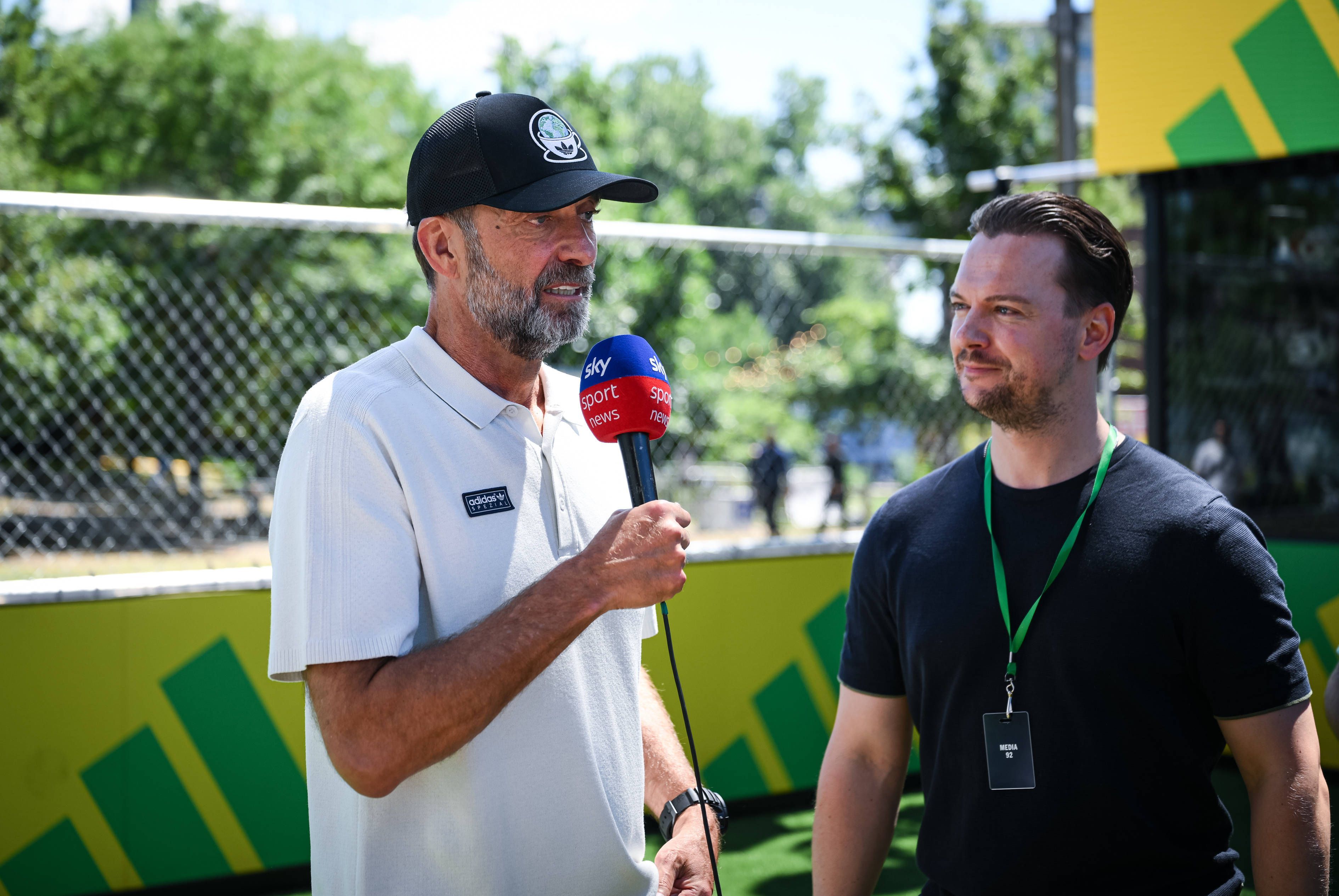Sky-Moderator udn Transferexperte Florian Plettenberg spricht während der WM mit Jürgen Klop in New York.