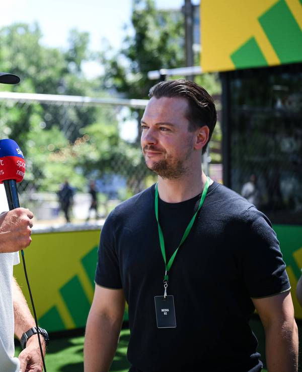 Sky-Moderator udn Transferexperte Florian Plettenberg spricht während der WM mit Jürgen Klop in New York.