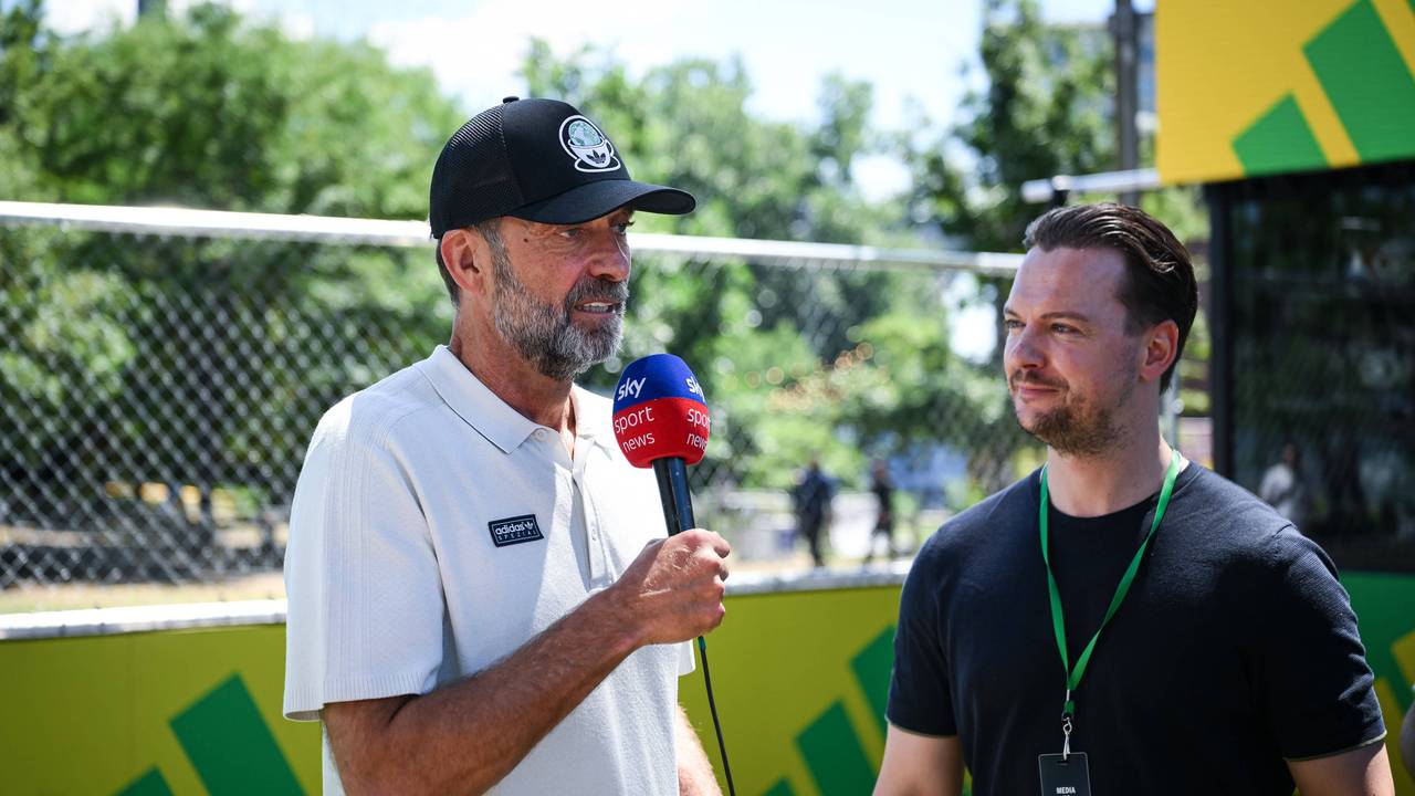 Sky-Moderator udn Transferexperte Florian Plettenberg spricht während der WM mit Jürgen Klop in New York.
