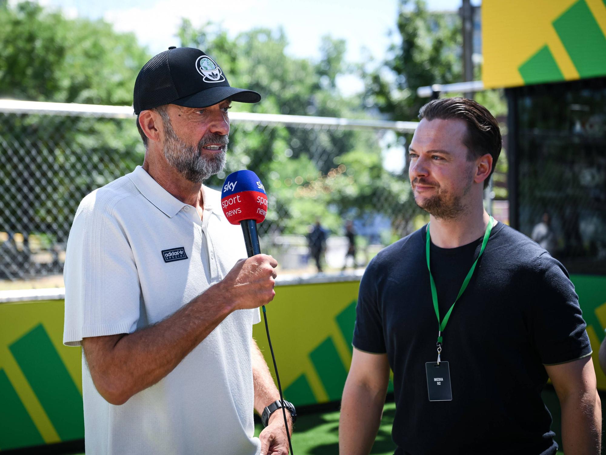Sky-Moderator udn Transferexperte Florian Plettenberg spricht während der WM mit Jürgen Klop in New York.