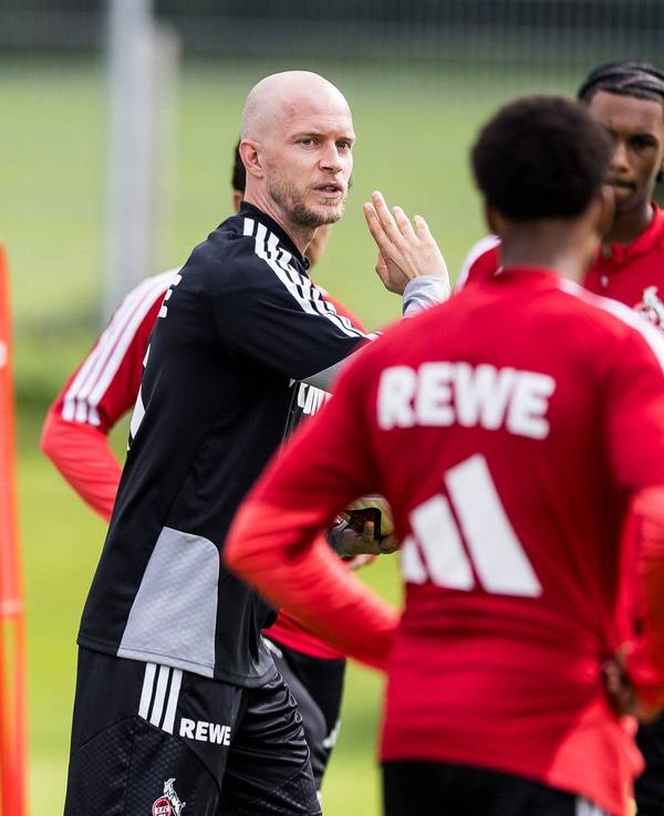 Beim 1. FC Köln stehen René Wagner und seine Spieler im Trainingslager auf dem Platz.