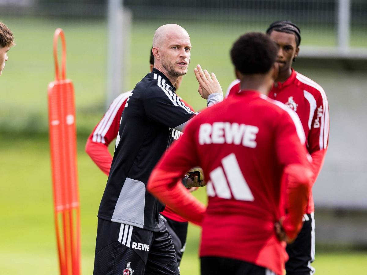 Beim 1. FC Köln stehen René Wagner und seine Spieler im Trainingslager auf dem Platz.