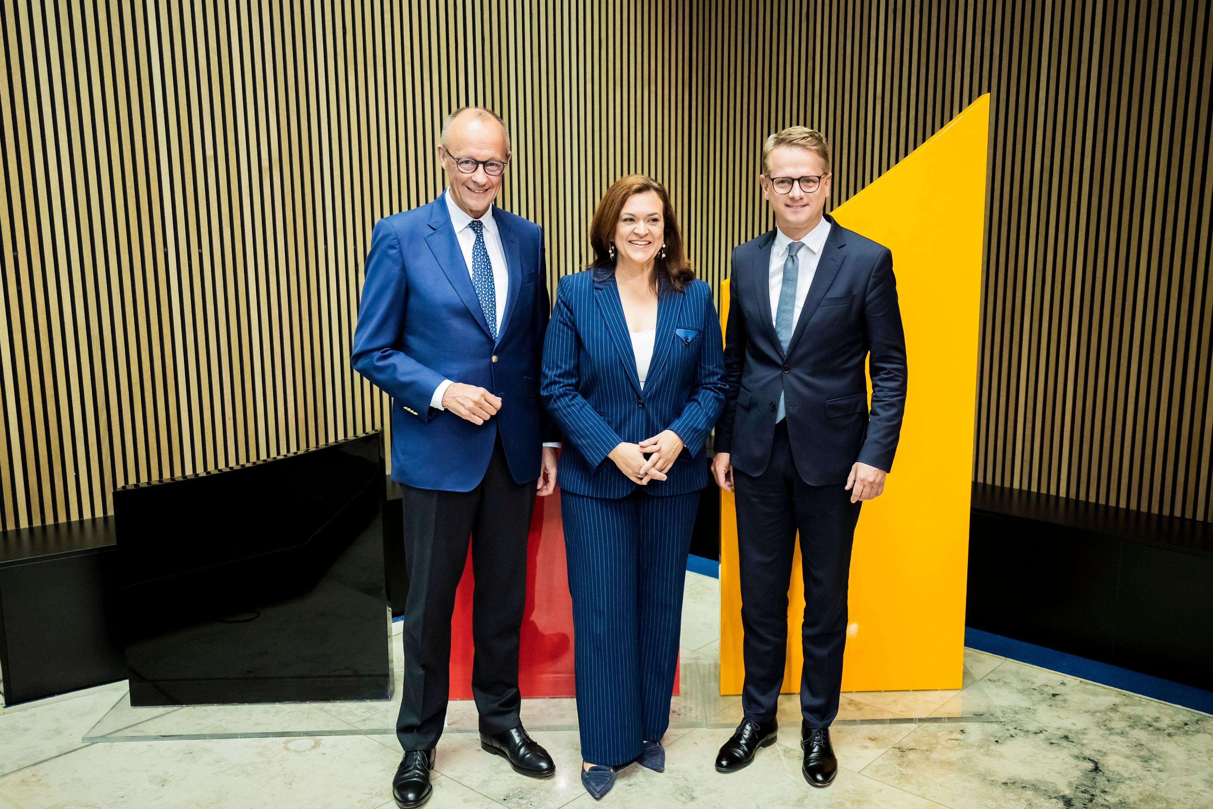 Bundeskanzler Friedrich Merz (l-r), CDU-Bundesvorsitzender, Franziska Hoppermann, neue CDU-Generalsekretärin, und Carsten Linnemann (CDU), designierter Bundesgesundheitsminister und bisheriger CDU-Generalsekretär, stehen am Ende einer Pressekonferenz zur Vorstellung der neuen CDU-Generalsekretärin in der CDU-Bundesgeschäftsstelle (Konrad-Adenauer-Haus) für ein Foto zusammen.
