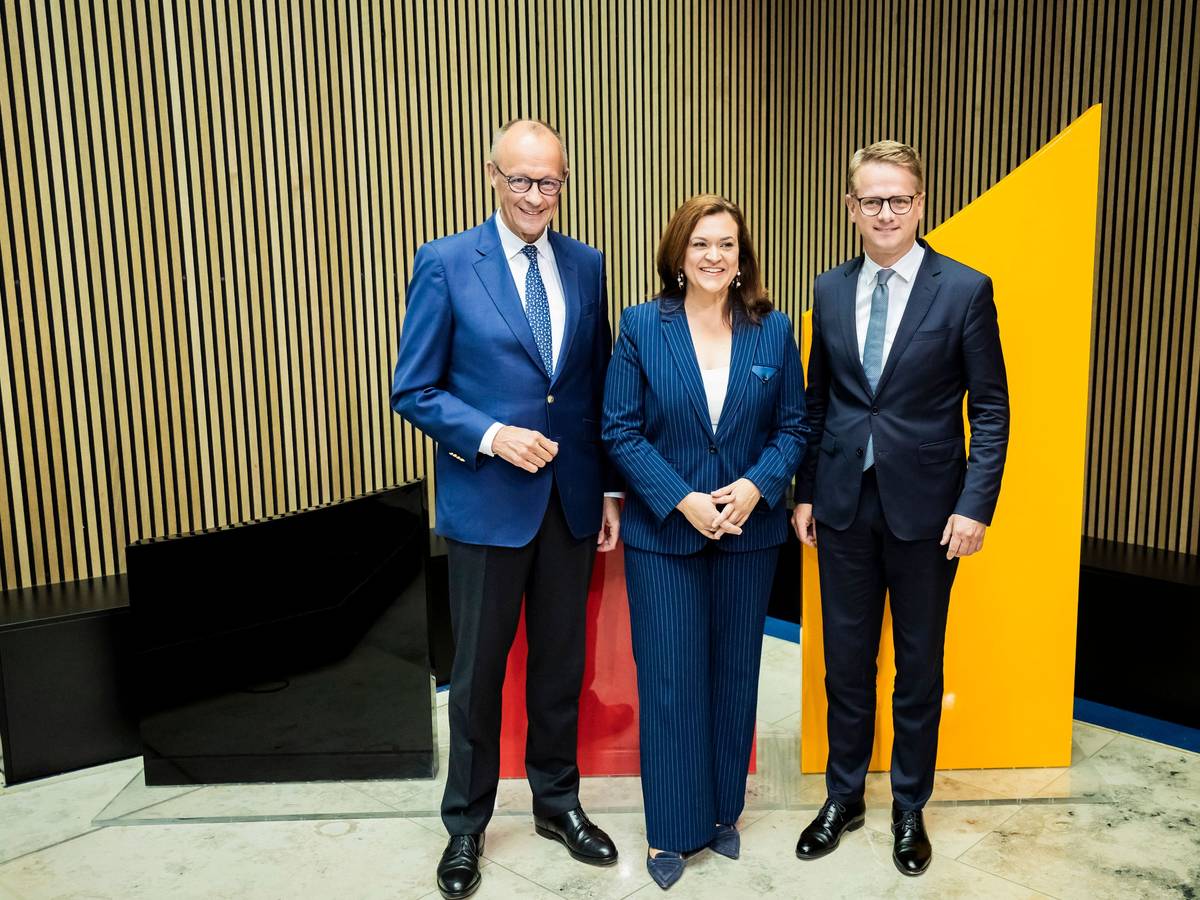 Bundeskanzler Friedrich Merz (l-r), CDU-Bundesvorsitzender, Franziska Hoppermann, neue CDU-Generalsekretärin, und Carsten Linnemann (CDU), designierter Bundesgesundheitsminister und bisheriger CDU-Generalsekretär, stehen am Ende einer Pressekonferenz zur Vorstellung der neuen CDU-Generalsekretärin in der CDU-Bundesgeschäftsstelle (Konrad-Adenauer-Haus) für ein Foto zusammen.