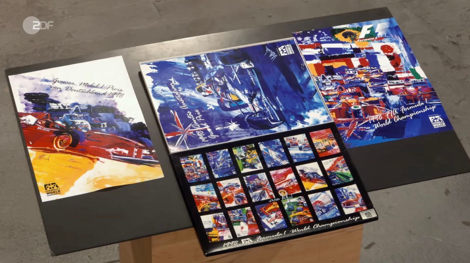 Eine Posterserie der Formel 1 aus dem Jahr 1998 war laut Sven Deutschmanek auf 1.000 Stück limitiert.  (Bild: ZDF)