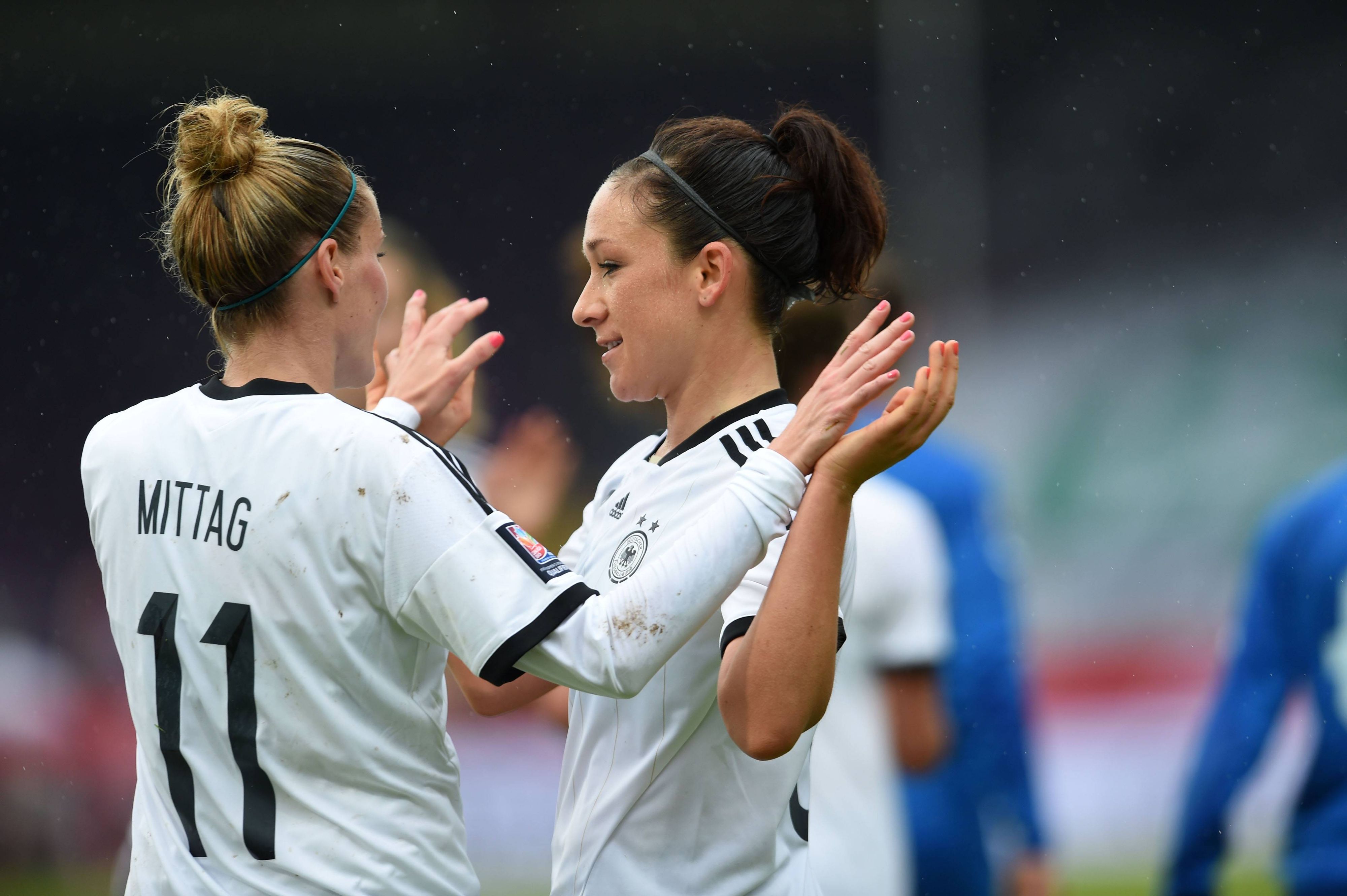 Nadine Keßler beim Jubel im Trikot der deutschen Nationalmannschaft.