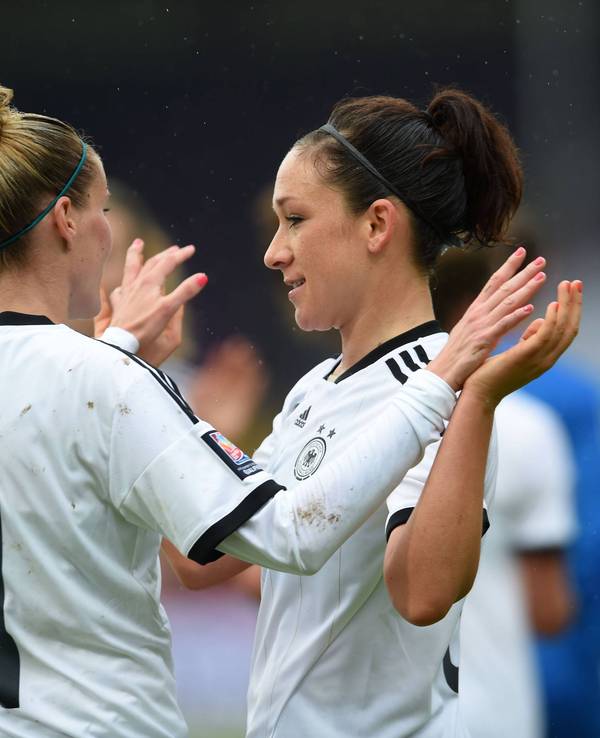 Nadine Keßler beim Jubel im Trikot der deutschen Nationalmannschaft.