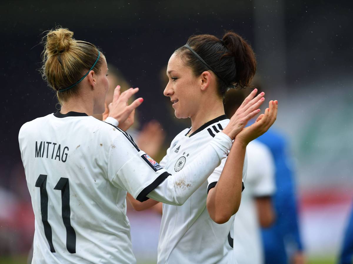 Nadine Keßler beim Jubel im Trikot der deutschen Nationalmannschaft.